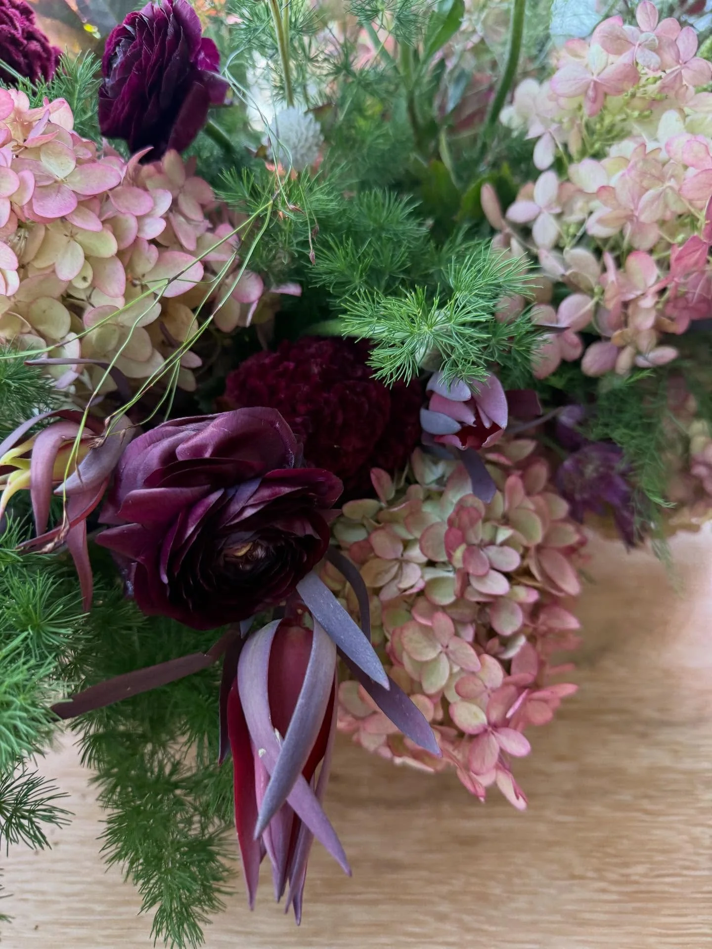 Was so honored to do the flowers for a beautiful mommy-to-be whose shower was @bayberrygarden! The moody palette sung with the end of summer. Arranging flowers and listening to my book in the morning sunshine at the restaurant&hellip; 😍