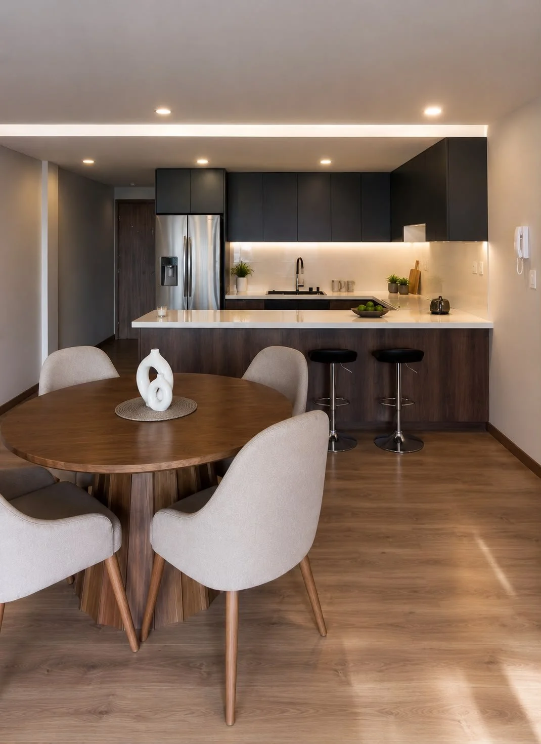 Cocina abierta y comedor de Casa Jhobe