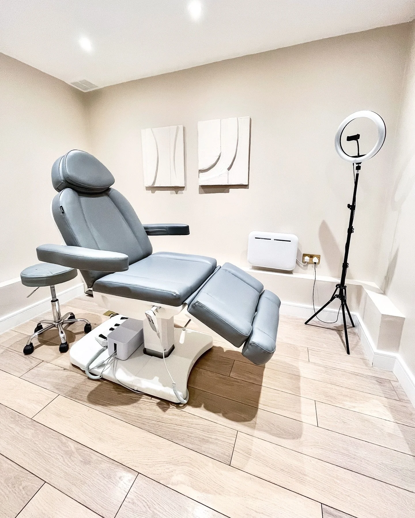Freedom to Set Your Own Schedule

In traditional clinics and salons, your working hours are often restricted by the availability of the room owner or other practitioners. This lack of flexibility can limit the number of clients you&rsquo;re able to s
