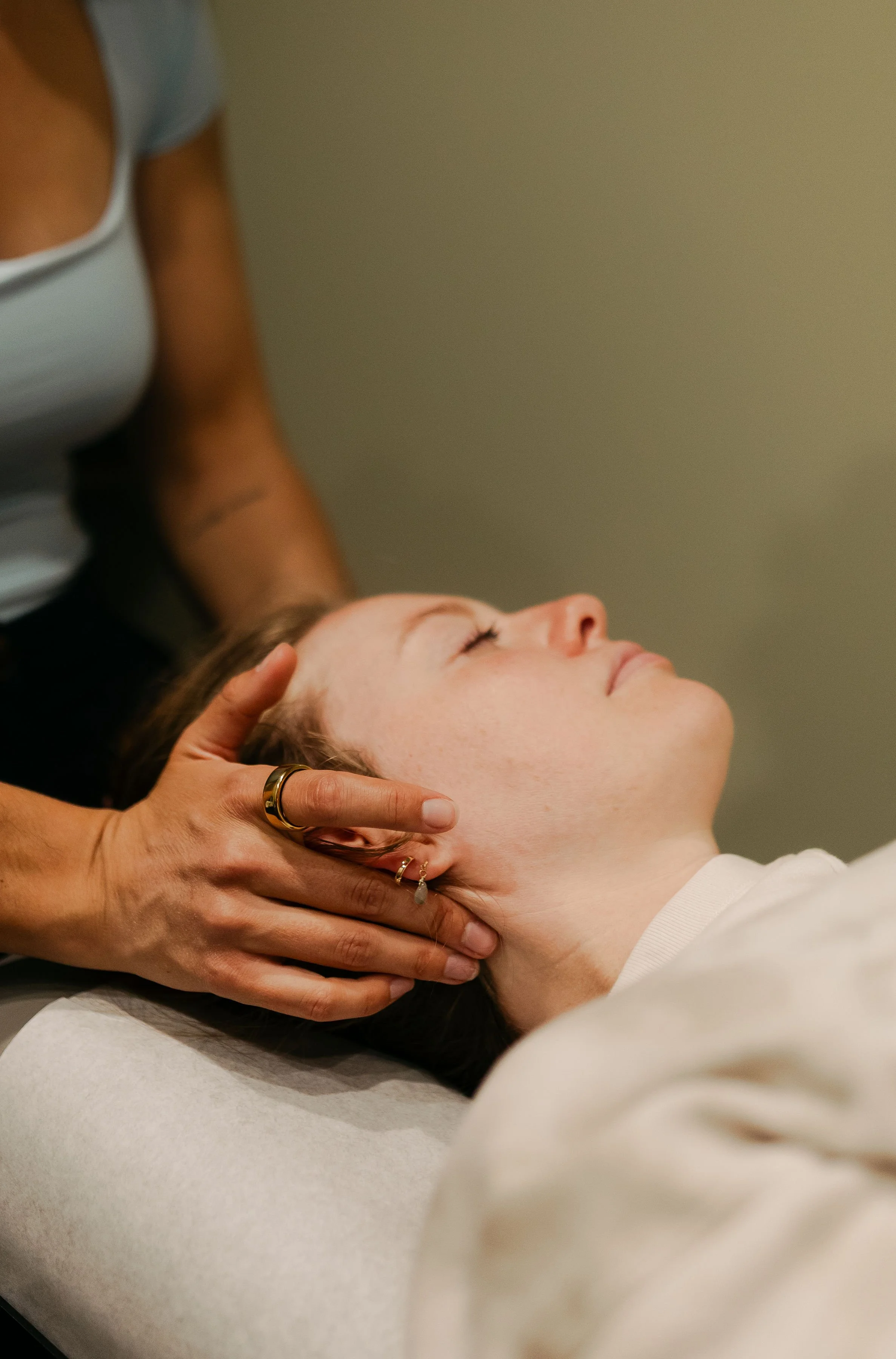 chiropractic female woman practitioner treatment