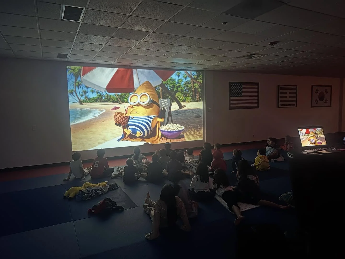 How was the movie night with the cute Minions? Let’s get together next time for a Christmas movie!💕