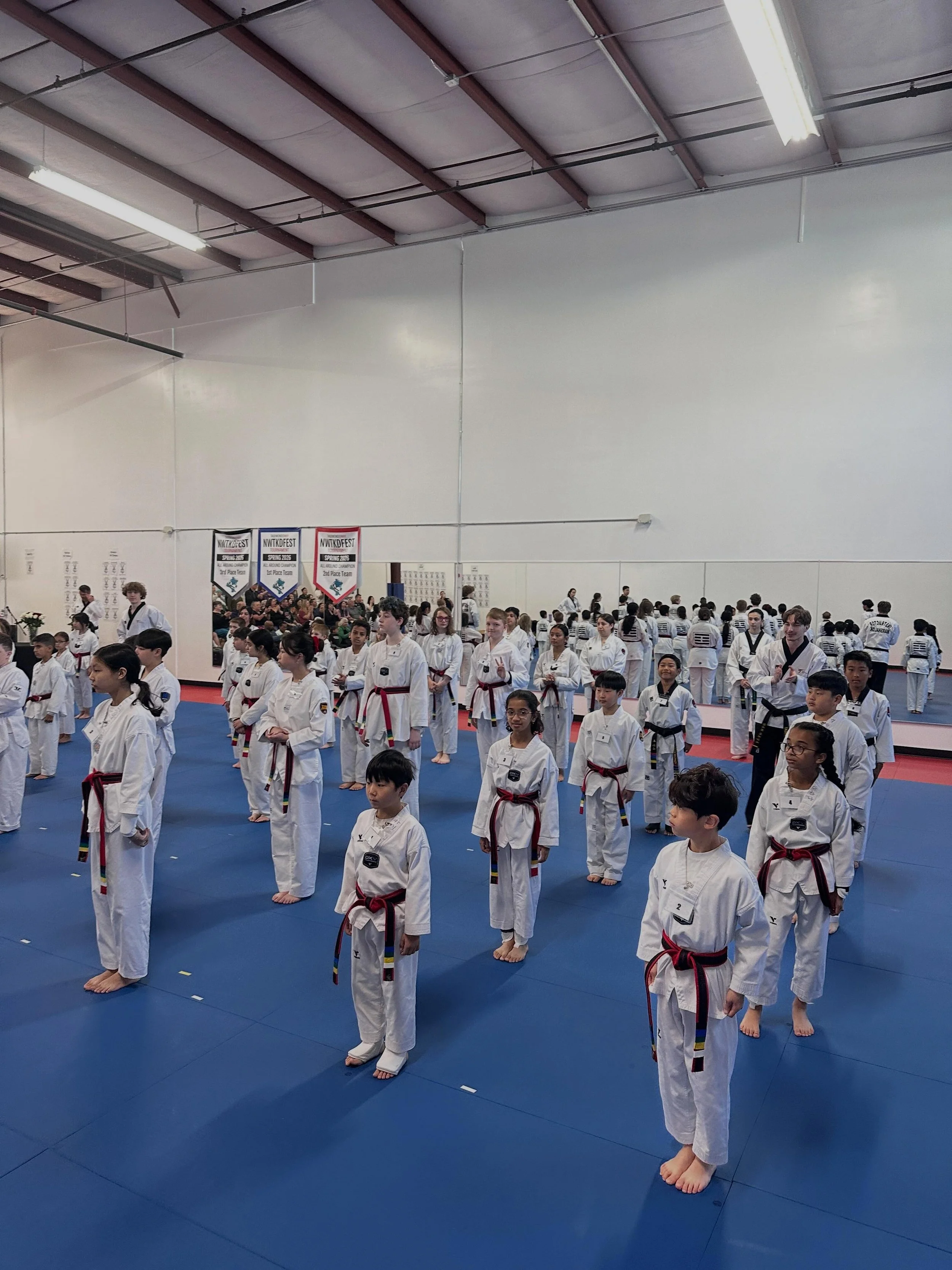 After a long and dedicated journey, the moment has finally arrived we have our new Black Belts!
This achievement is the result of countless hours of training, rigorous testing, and unwavering practice. We also want to recognize the incredible dedicat