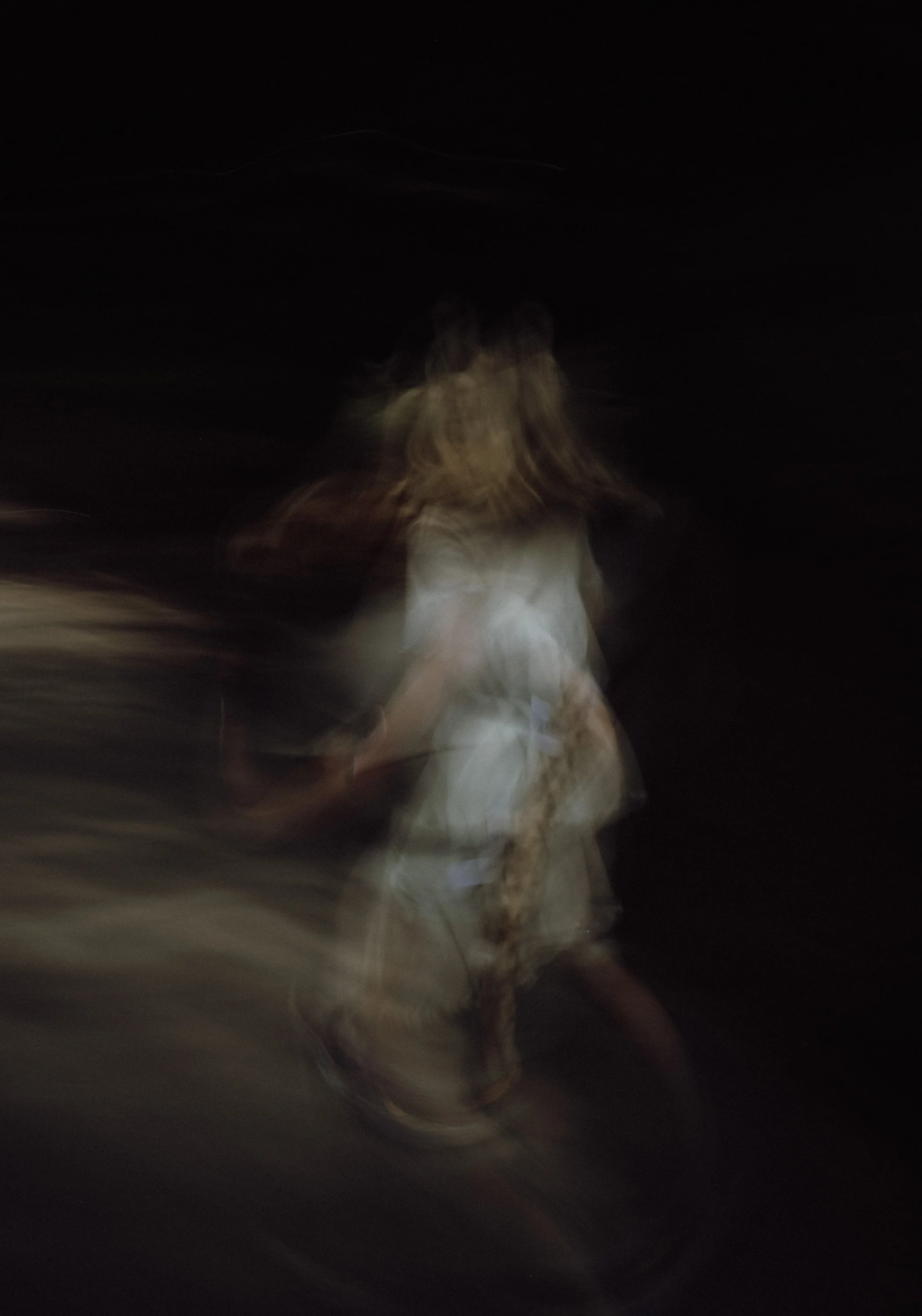 Utydig bilde av en person som løper i mørket, med bevegelsesuskarphet.