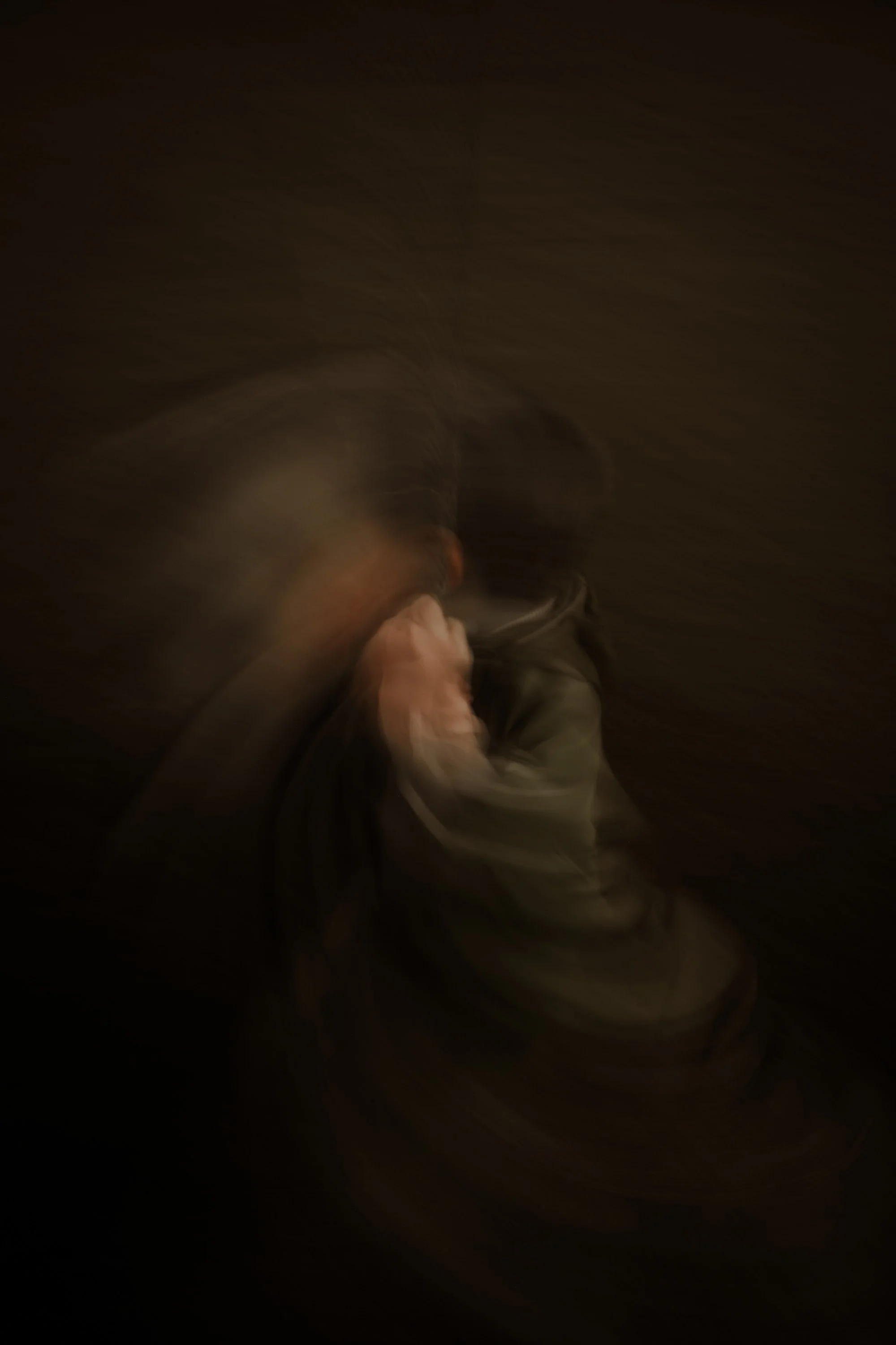 Et bilde av en person i mørket som har en bevegelseseffekt.