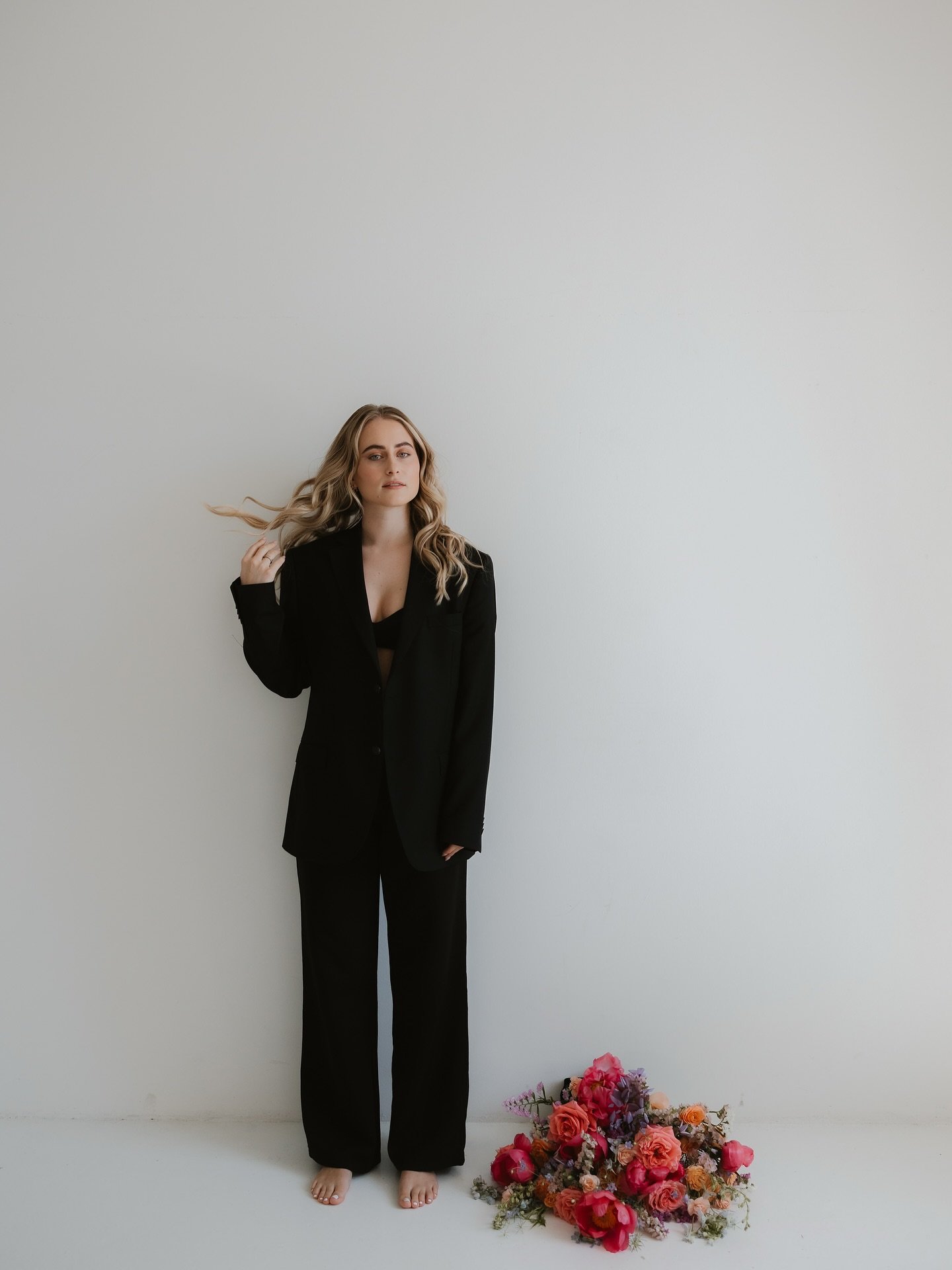 inner bloom. 🤍

styling by: @makeupbyalyssiaolivia 
flowers: @bloomville.shop