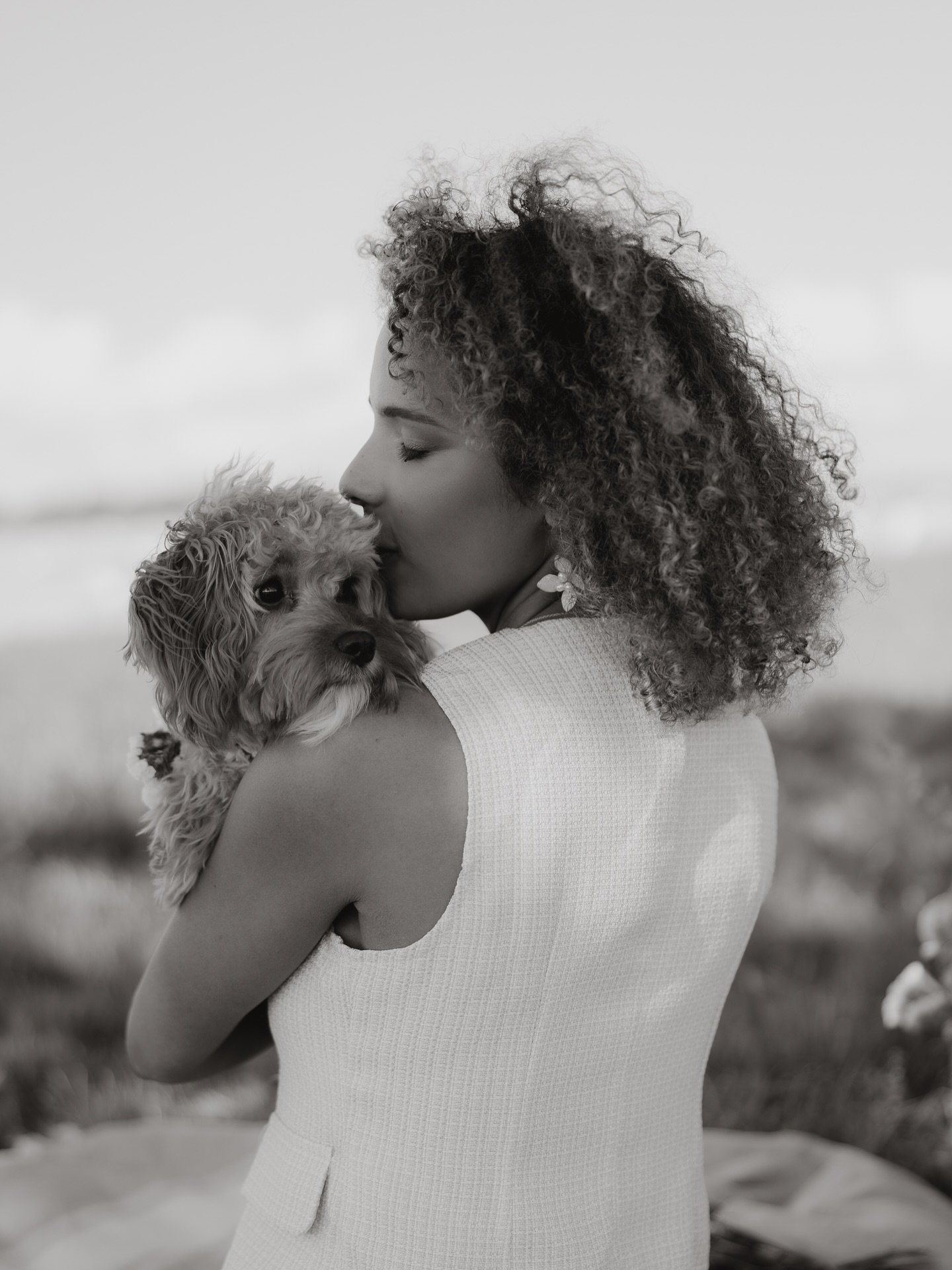 best kind of love. 🤍🐶

danke euch allne f&uuml;r das tolle shooting. 🫶🏻

dog mum: @aylagraf 
makeup: @makeupbyalyssiaolivia 
flowers: @bloomville.shop 
jewellery: @lilien_brautschmuck