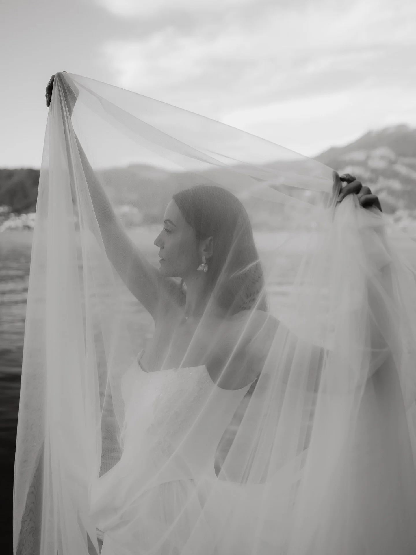 with you, my ocean of eternity begins. 🌊🤍🐚🪸🫧🪼

Konzept &amp; Planung @Hochzeitsplanungbasel 
&amp; @yourswitzerland_elopement
Tagesbegleitung: @wedding.melodies 
Video: @manu.phtgrphy
Styling: @brautstylingbyalyssiaolivia 
Kleider: @fairydress.