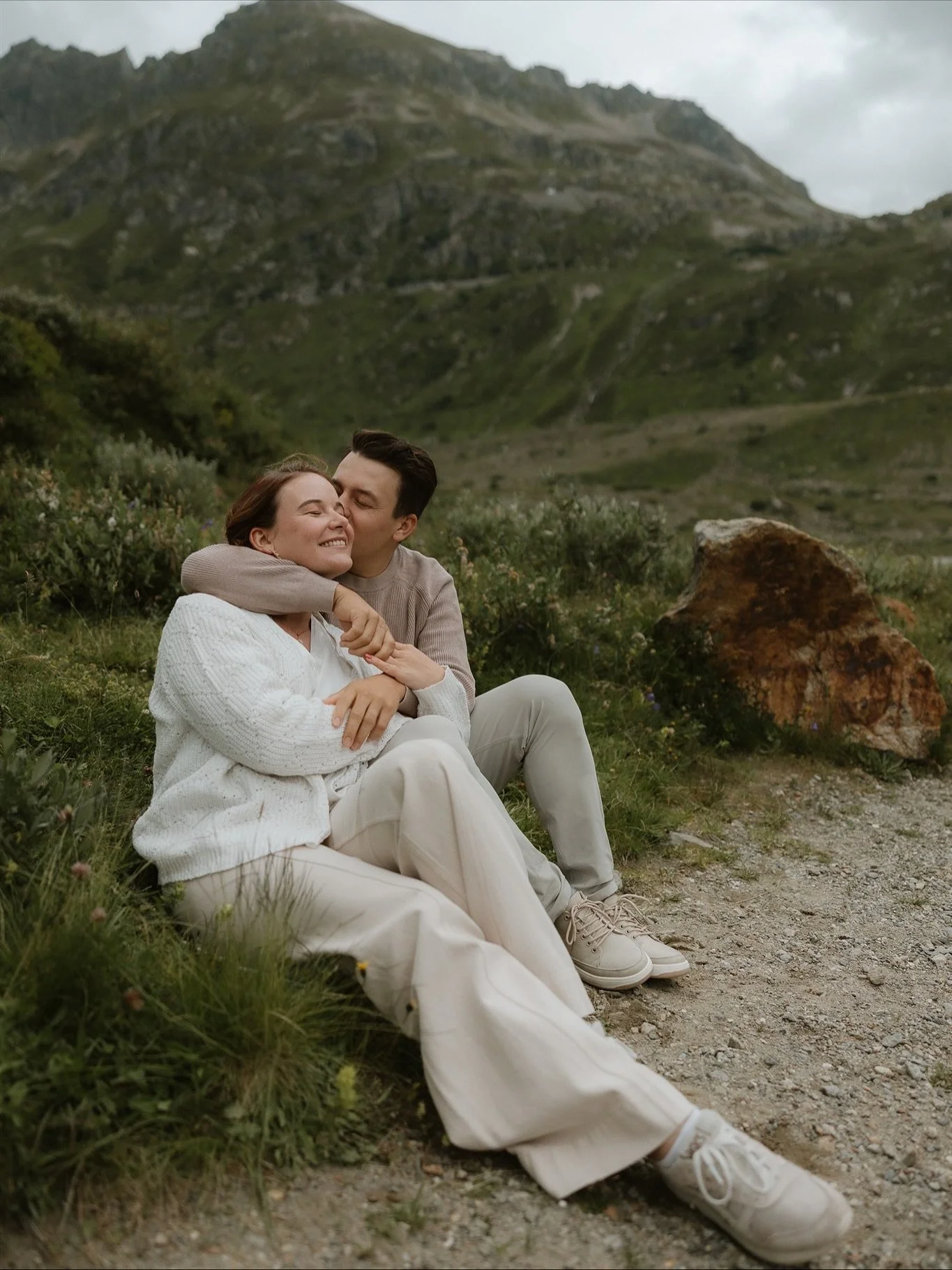 A love story written in the mountains. 🤍

couple: @xxselinaimbachxx @wwwtbone.ch94
styling: @makeupbyalyssiaolivia 
jewellery: @lilien_brautschmuck
planung: @hochzeitsplanungbasel x @yourswitzerland_elopement
