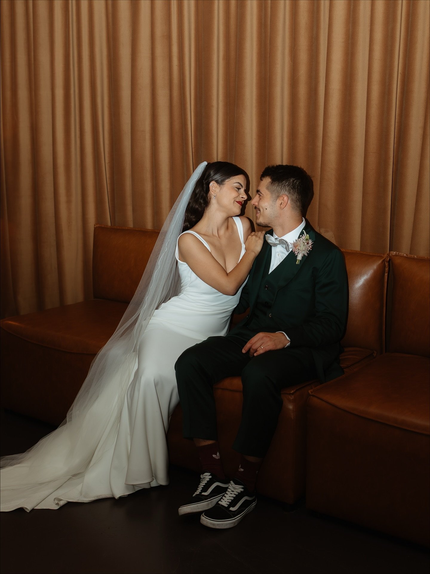 one of the coolest couples I&rsquo;ve ever met. 🤍 danke tuusig f&uuml;r eures vertraue! 🫶🏻

mir h&auml;nn leider gar kei gl&uuml;ck mit em w&auml;tter gha. de first look &amp; s&lsquo;brutpaaar shooting h&auml;nn mir w&auml;g em starke wind &amp; 