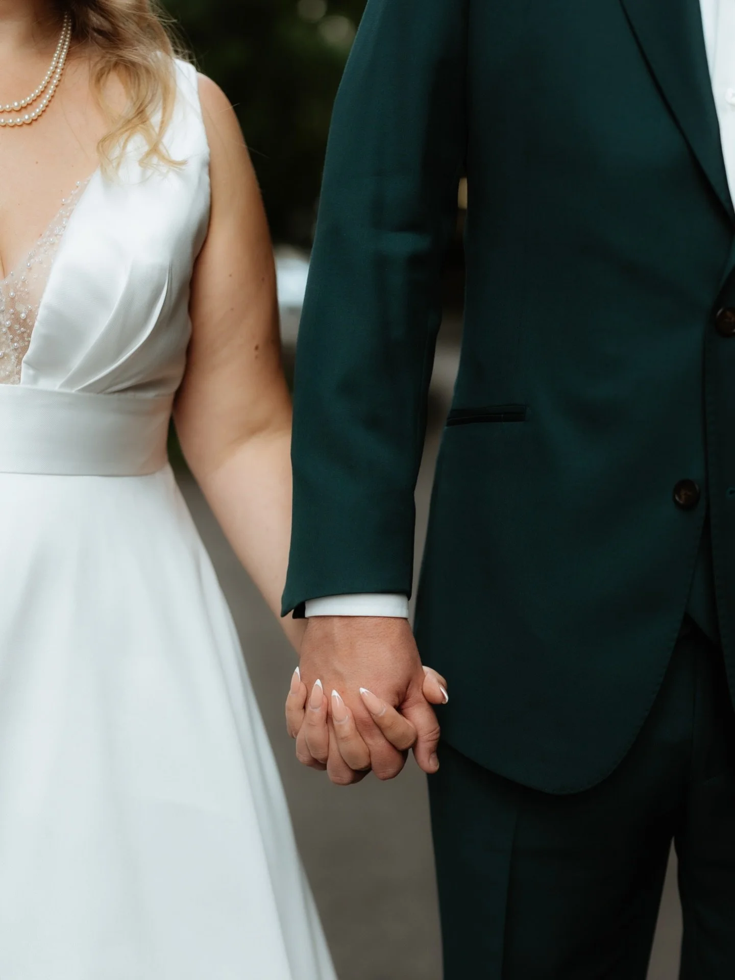 D &amp; D. 🤍
soo e unglaublich sch&ouml;ni hochzyt gsi &amp; mir sind sooo dankbar, dass mir die ganze bsundere mom&auml;nt h&auml;nn d&ouml;rfe fotografisch festhalte. ✨ danke tuuusig f&uuml;r eures vertraue. 🥹🫶🏻

Blumen: @mint_design_boutique 
