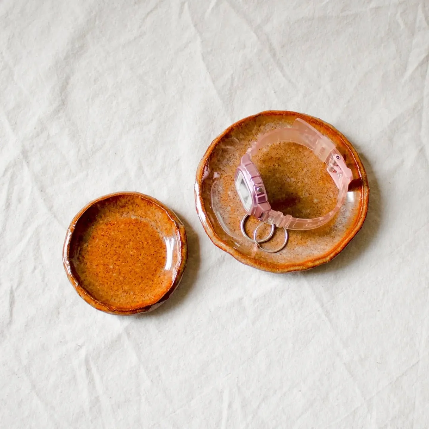 So..........this orange............ 😈🍁🌕🎃

Stay tuned for the Autumnal Shop Drop tomorrow (10/1) at 7pm Eastern!

#autumninmaine #mainepottery #madeinmaine #orangepottery #handbuiltpottery
