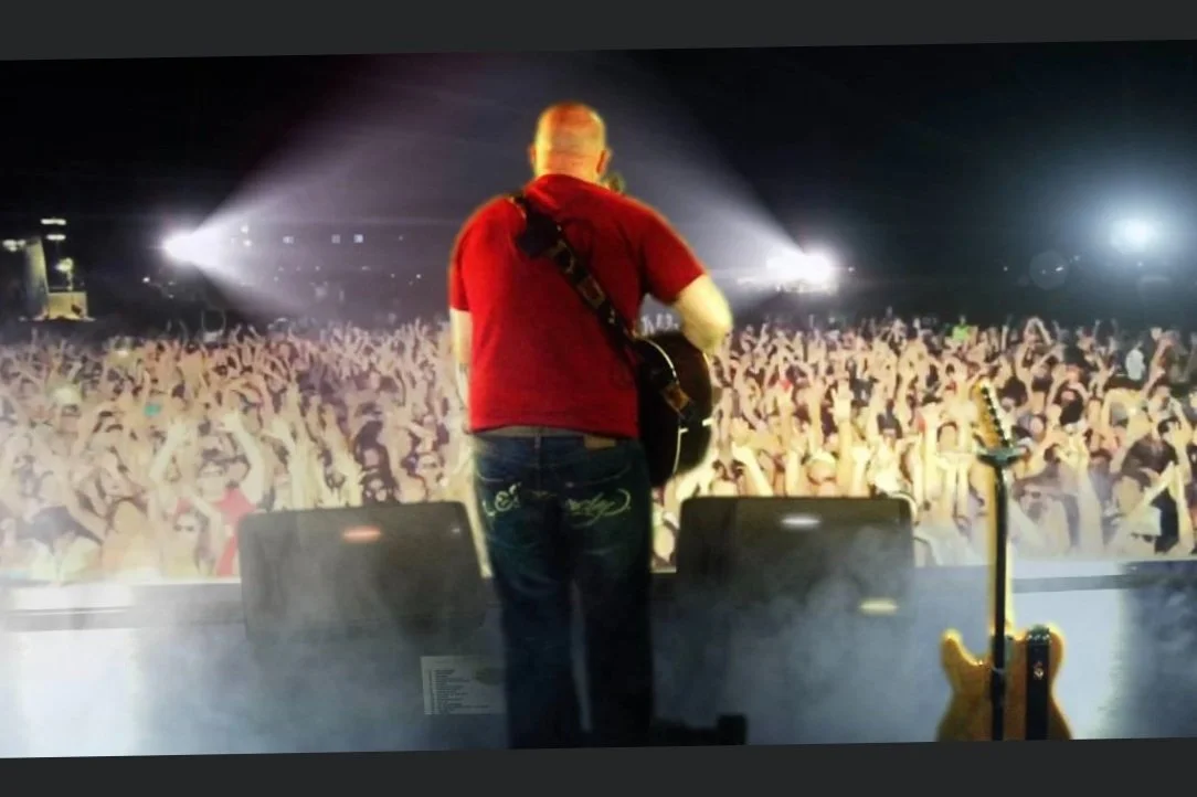 Solo+Facing+Crowd.jpg