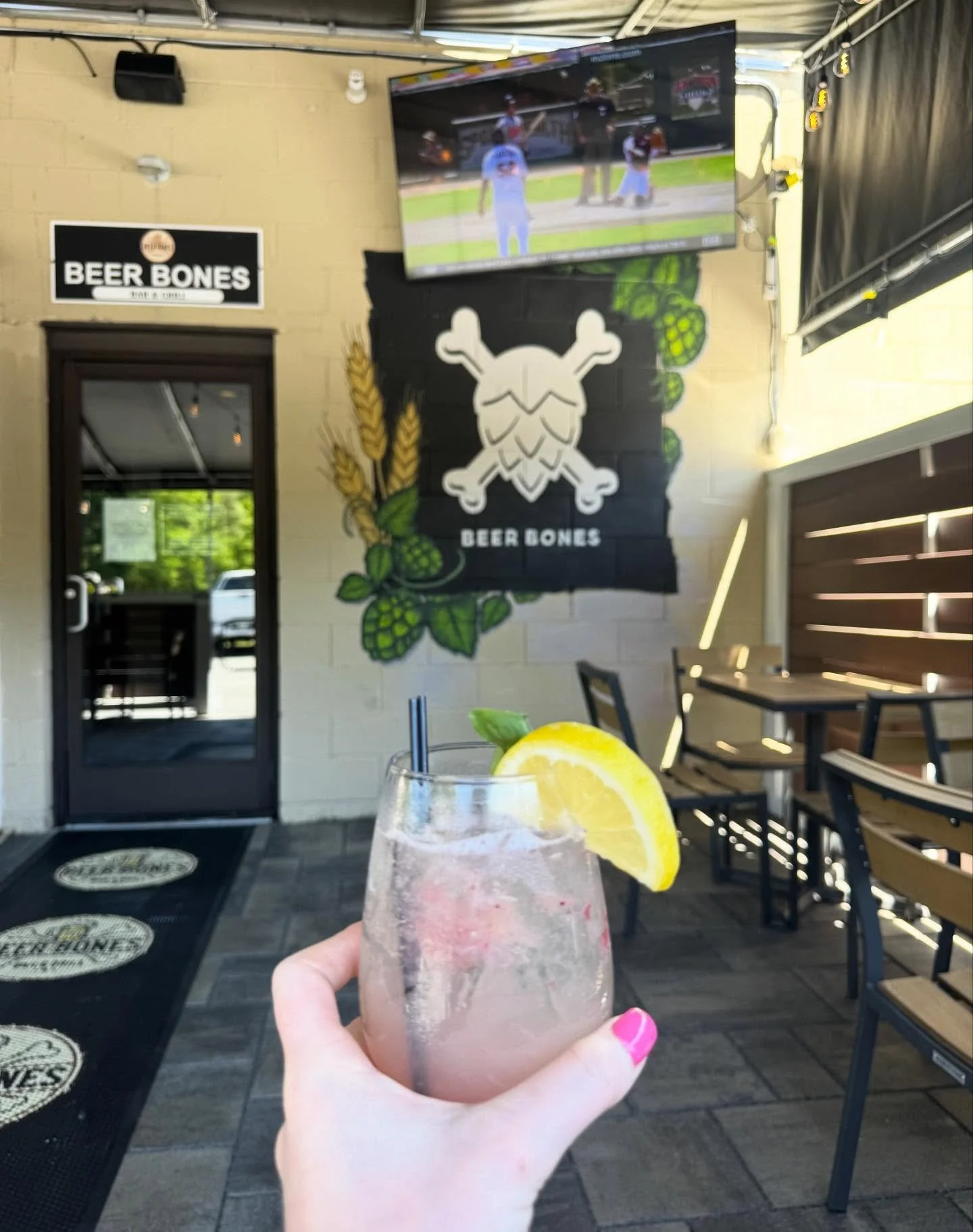 Join us for dinner on our patio all summer long☀️🍹