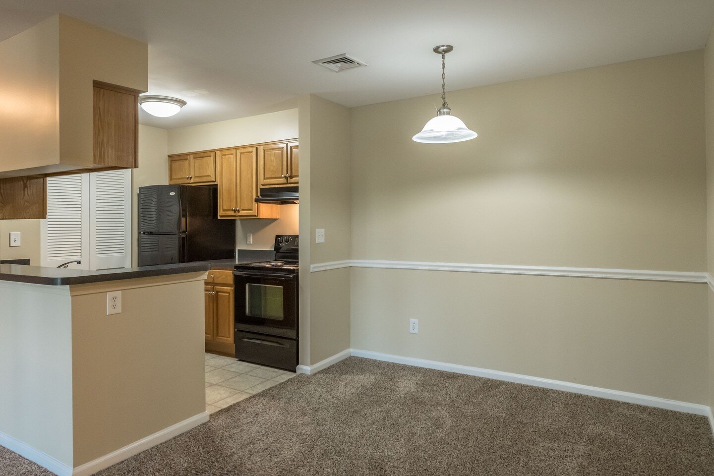 🏡 Explore our spacious 1-bedroom, 1-bathroom apartment home gems with a private balcony, in-unit washer and dryer and more! Your dream home awaits! ✨ 

Visit https://northwoodsct.com/ to schedule a tour today!

#nowleasing #availablenow #availabilit