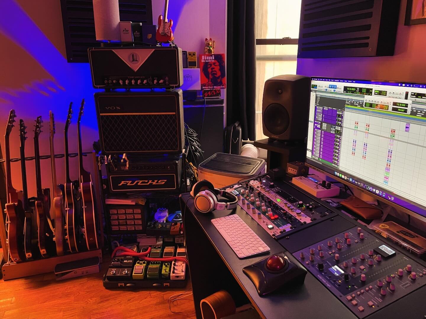 Mix day 🎧
.
.
.
#recording #studio #musician #guitars #sessionmusician #producer #recordproducer #homestudio #audioengineer #genelec #sslaudio #uaudio #protools #audioscapeengineering