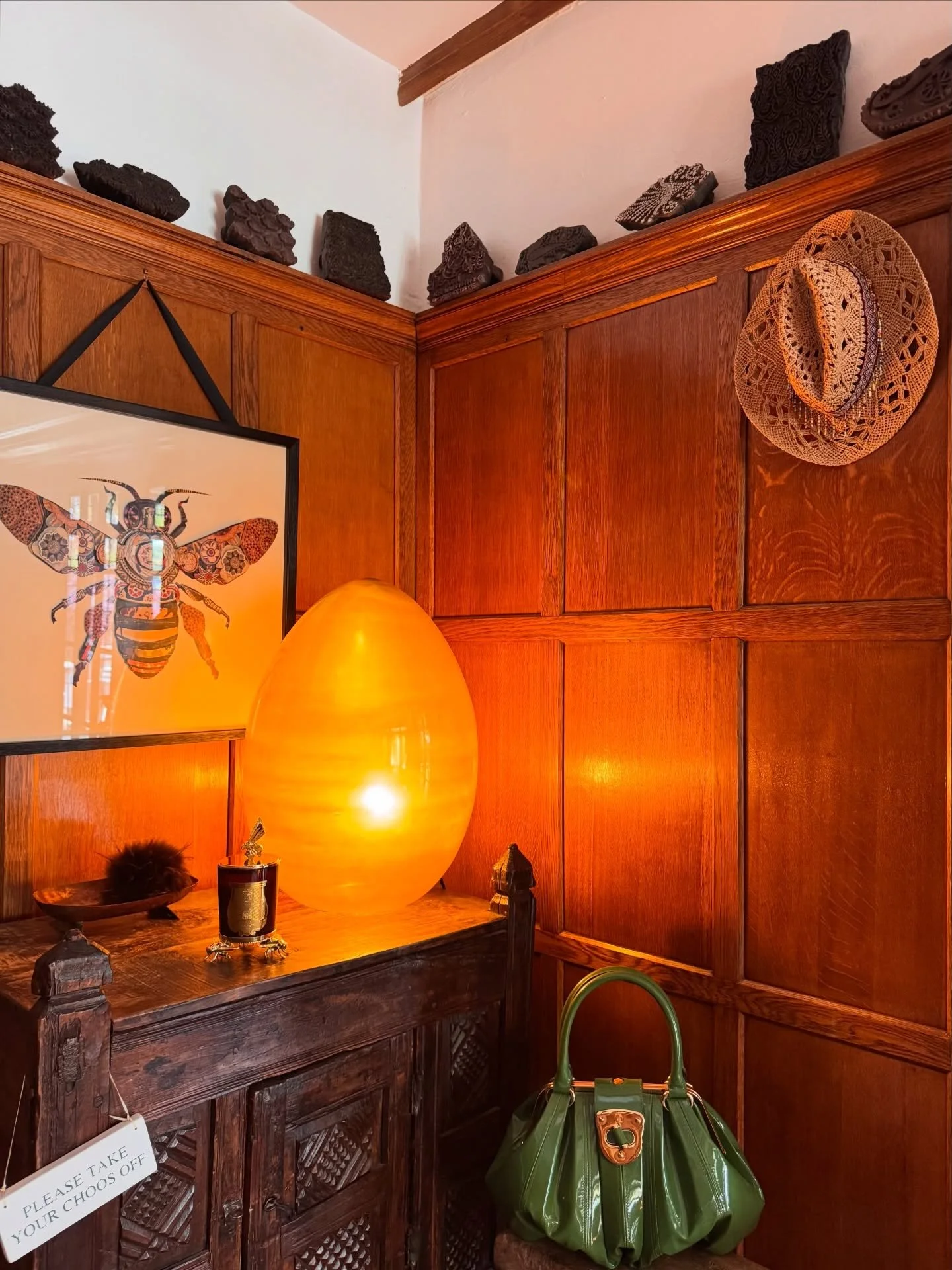 Golden light, quiet corners, and a home that tells its story before you even step inside ✨

Sunday is for slowing down&hellip; hanging your hat, kicking off your Jimmy Choos, and letting beautiful details do all the talking.

Because an entrance hall