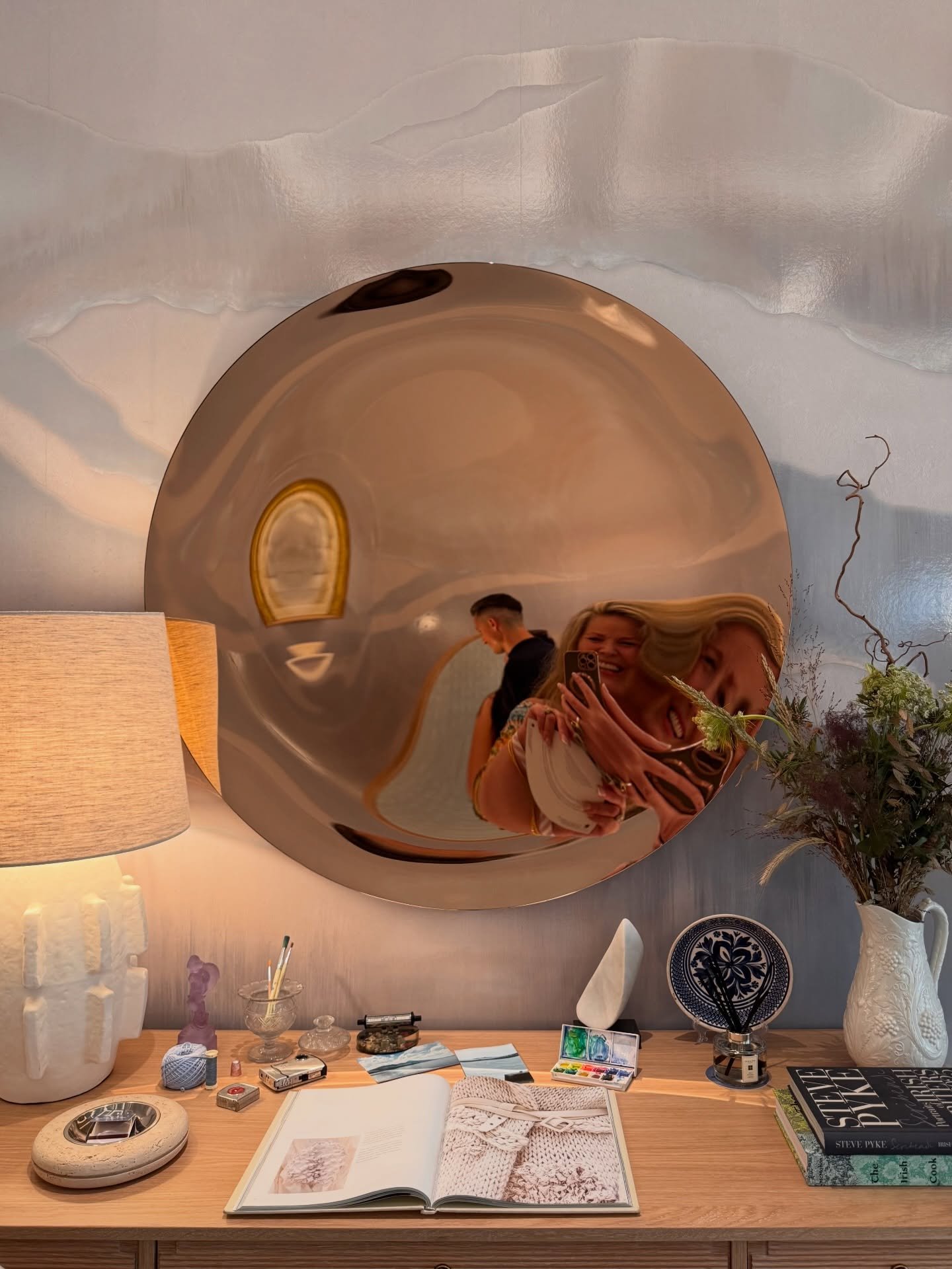 What if the most important thing you noticed in a room... wasn&rsquo;t the room?

My visit to WOW!house at Design Centre Chelsea Harbour with @karen_haller_colour began with an unexpected gift: a few precious minutes completely alone.

I thought I wa