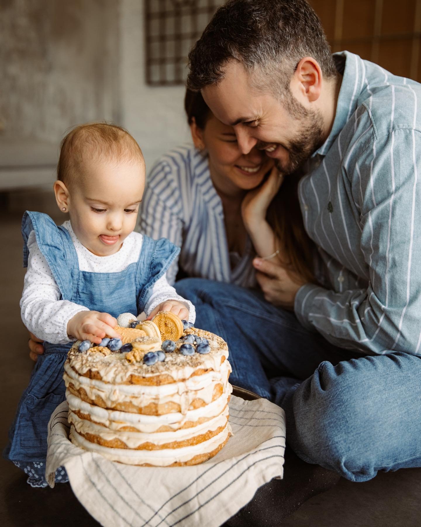 Az elsőkre 🎂

Lola sz&uuml;let&eacute;snapja nem csak az&eacute;rt volt k&uuml;l&ouml;nleges, mert bet&ouml;lt&ouml;tte első &eacute;v&eacute;t, hanem az&eacute;rt is, mert ez volt az első fot&oacute;z&aacute;suk &iacute;gy h&aacute;rmasban. Az egys