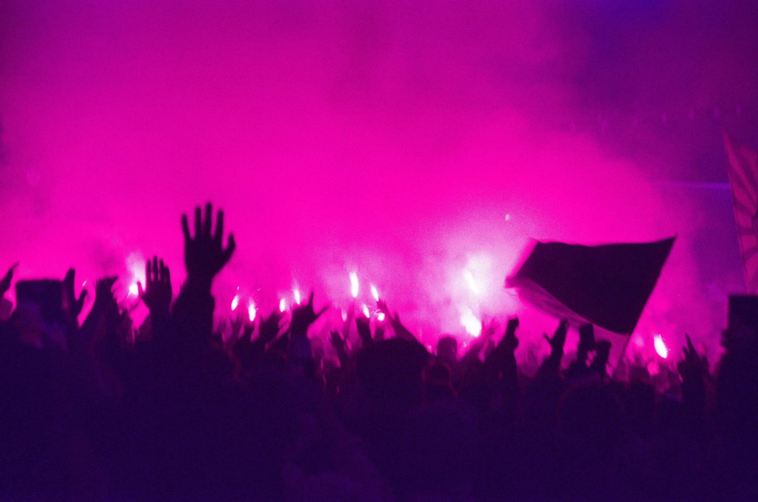 Craquage de fumigène dans une stade de football pendant un match du Toulouse Football Club avec une pellicule périmée et un rendu violet et rose