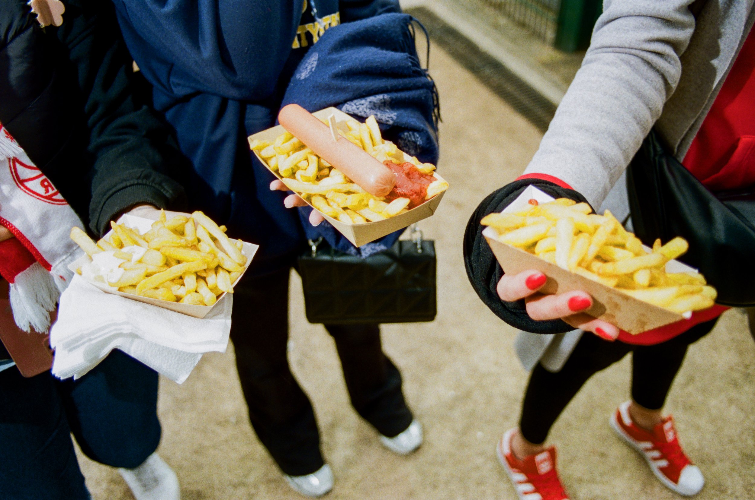 FRITES ET SAUCISSE PUBLIC FEMININ.jpg
