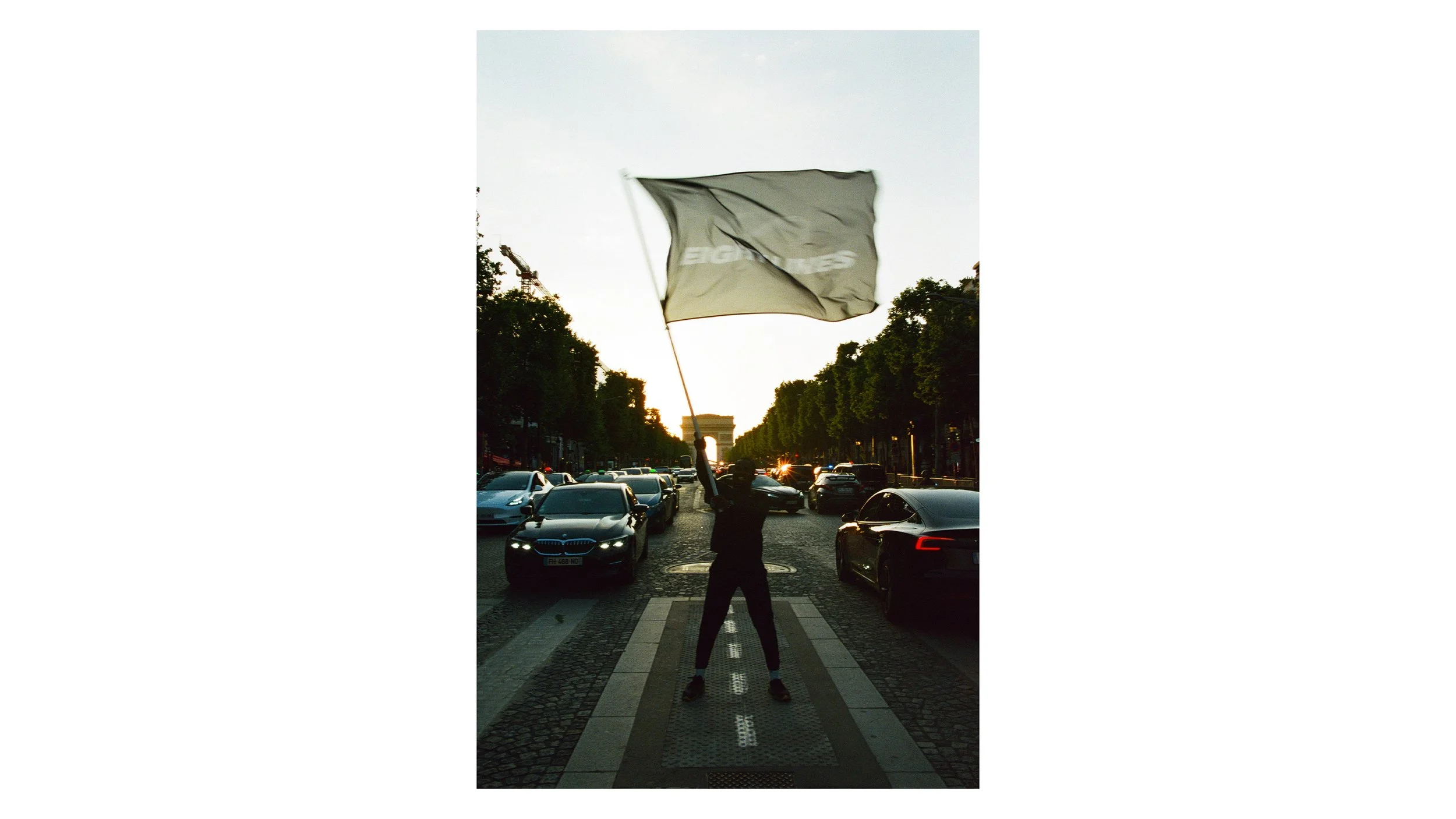 eight lines drapeau champs elysées.jpg