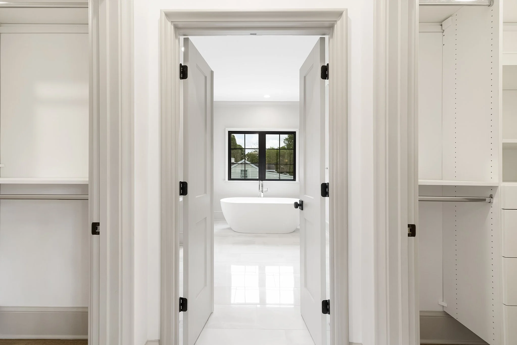 1220 Yale Bath - Tub.JPG