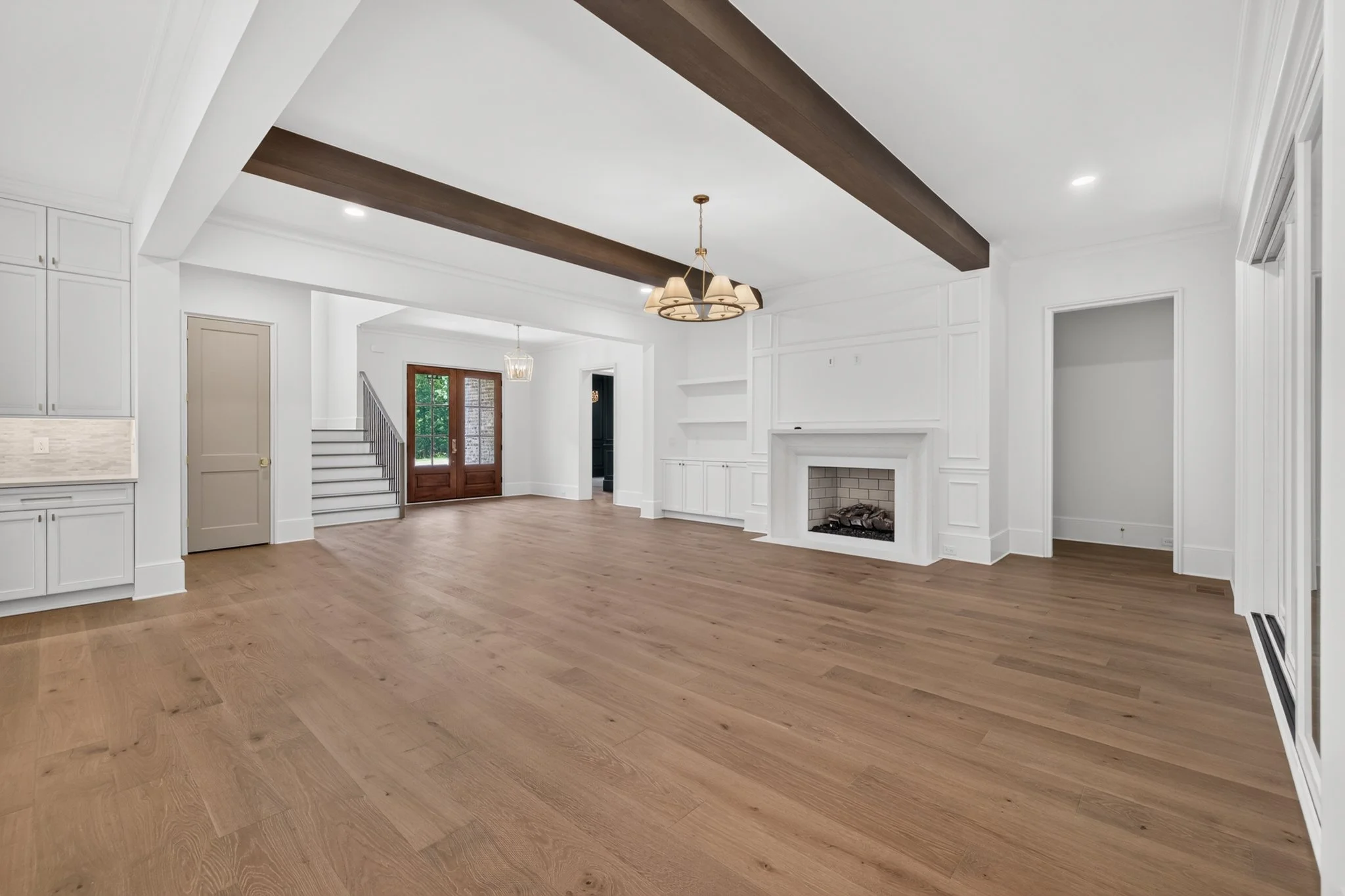16809 Grande Vineyards Living 2.jpg