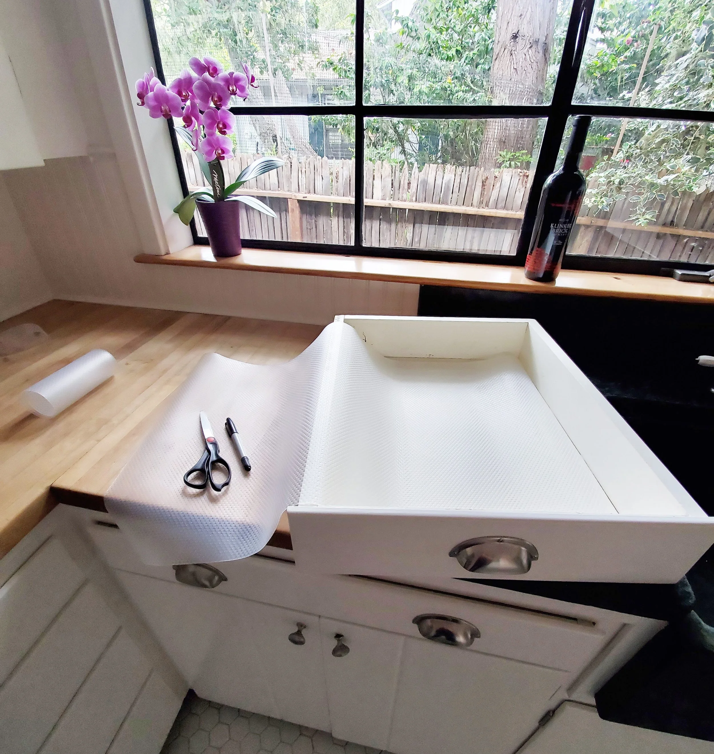 Kitchen-liner-girl-with-a-truck-unpack-organizing-professional-san-francisco-bay-area-oakland.jpg