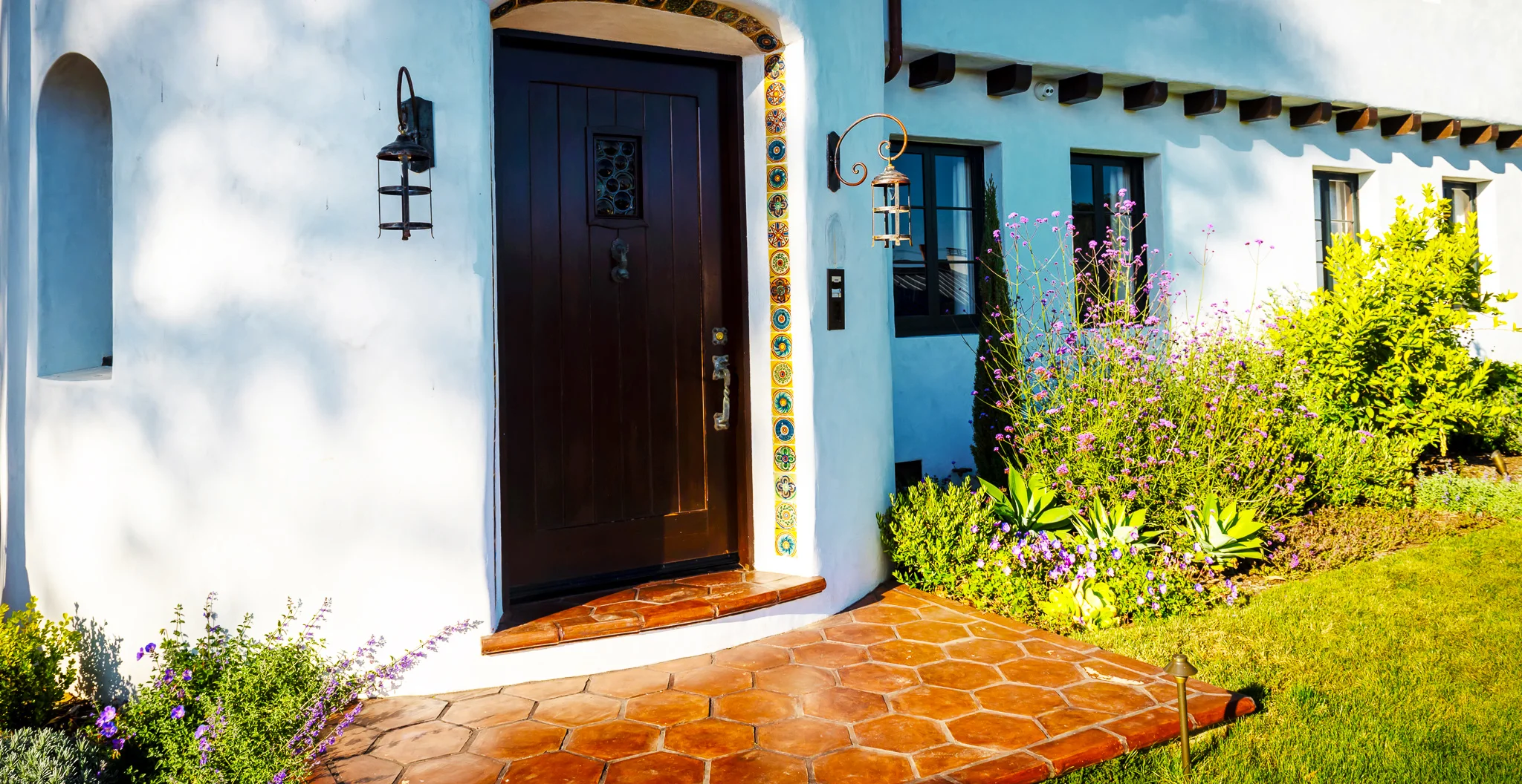 GRAYDONYEARICKARCHITECT.NEANDROSS.Front door with planters.jpg