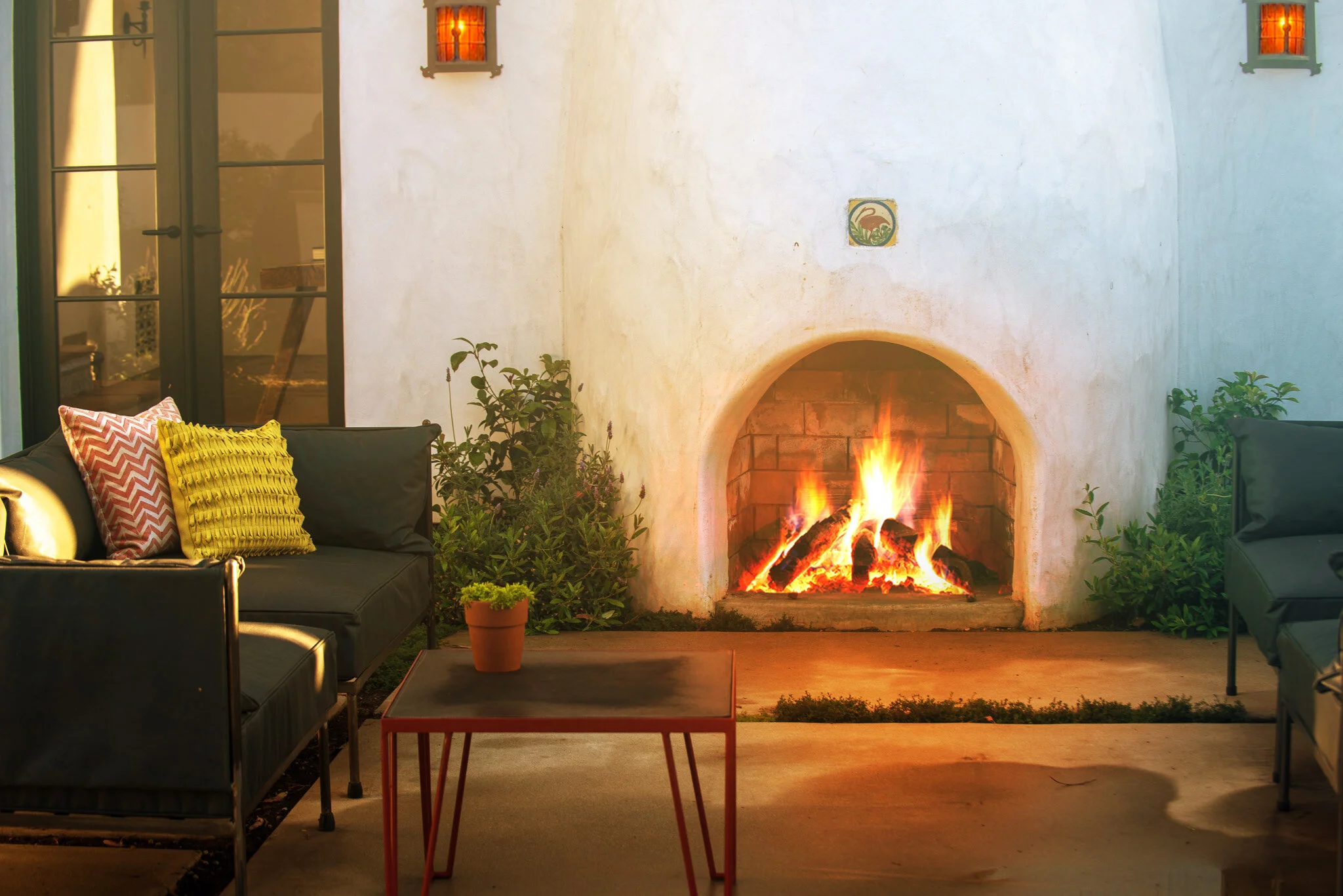 GRAYDONYEARICKARCHITECT.NEANDROSS.FireplaceON.jpg