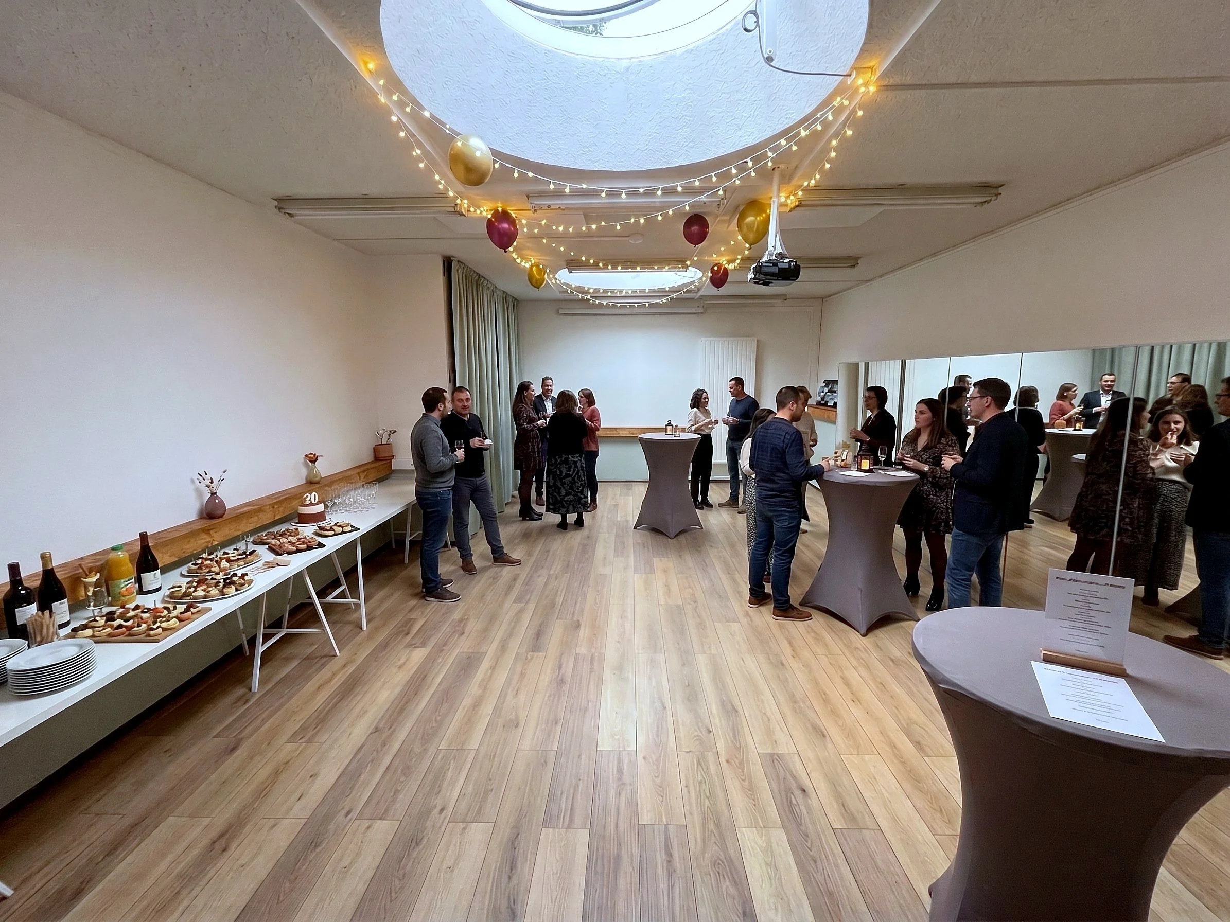 Anniversaire avec buffet dans la salle Claudia à Genève, guirlandes lumineuses