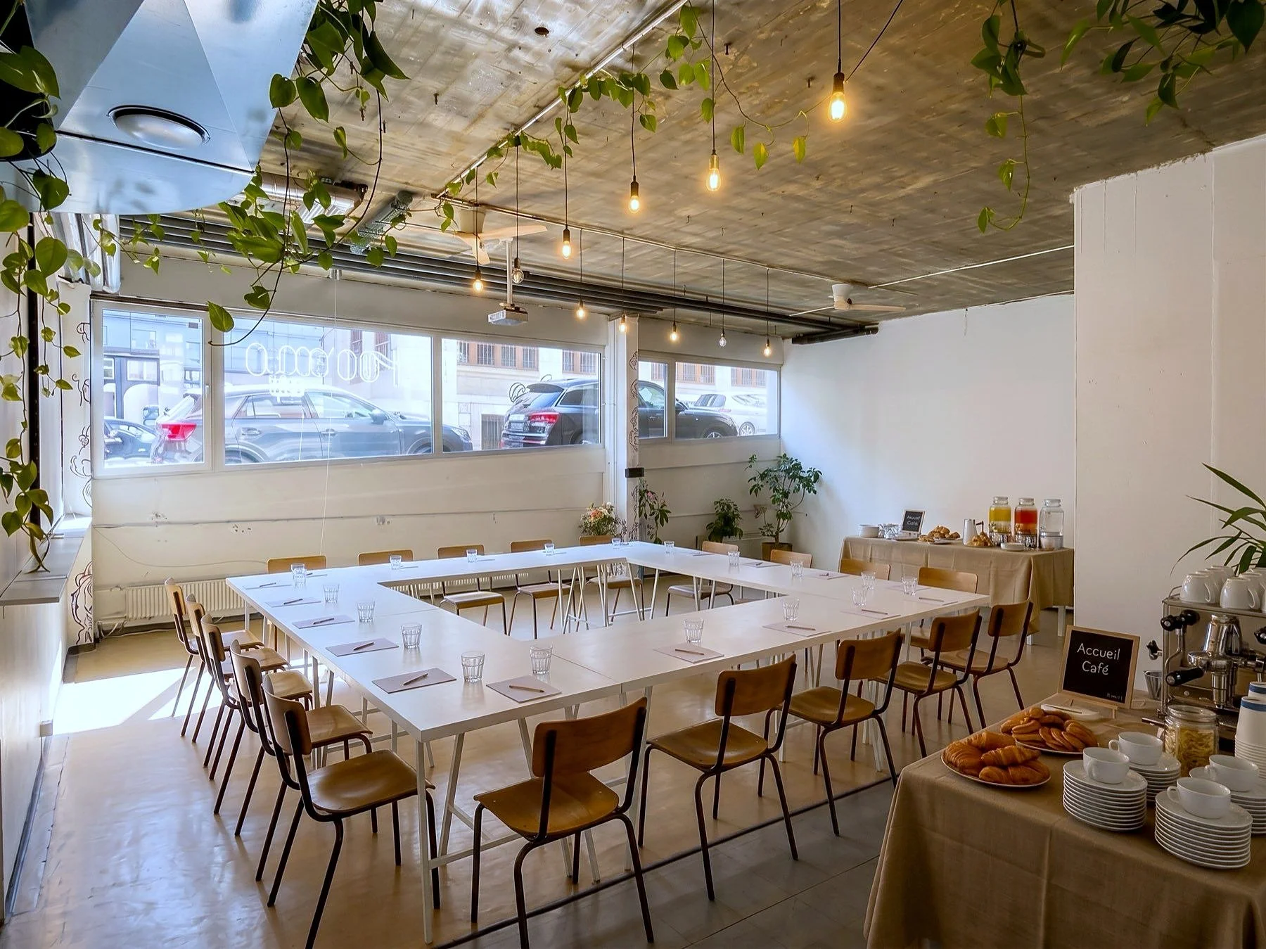 Location de salle à Genève chez FOOUND : salle Jean-Mich' de 80 m² en configuration réunion, tables en U