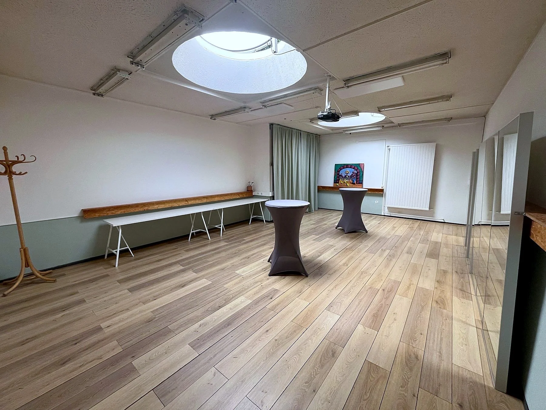 Salle Claudia de 50 m² à Genève avec mange-debout, puits de lumière et parquet