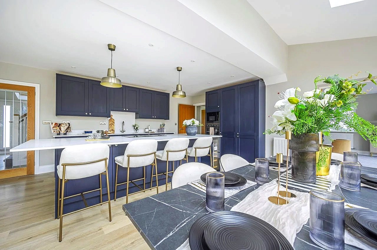 home-staging-property-for-sale-new-development-flip-house-on-the-market-furnished-marketing-zoopla-rightmove-empty-attracting-buyers-swindon-wiltshire-family-kitchen-navy-cabinnets.jpg