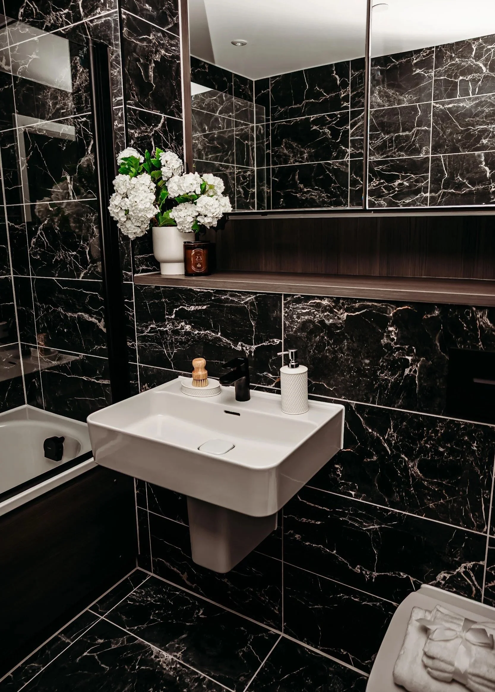 Manchester-staging-for-rent-furnished-service-accomodation-rental-investment-property-developer-monochrome-black-and-white-marble-bathroom-modern-industrial.jpg