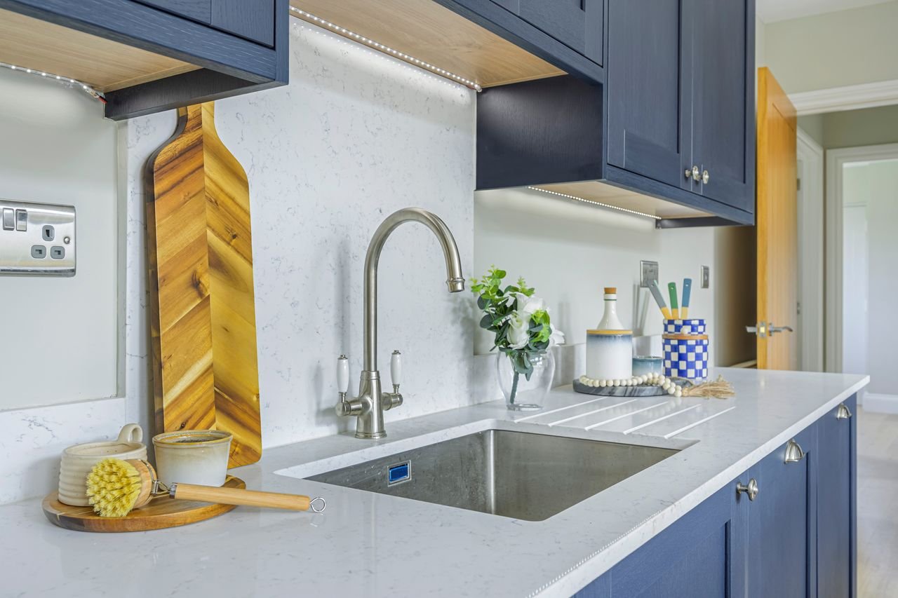 home-staging-property-for-sale-new-development-flip-house-on-the-market-furnished-marketing-zoopla-rightmove-empty-attracting-buyers-swindon-wiltshire-navy-blue-kitchne-bar-top.jpeg