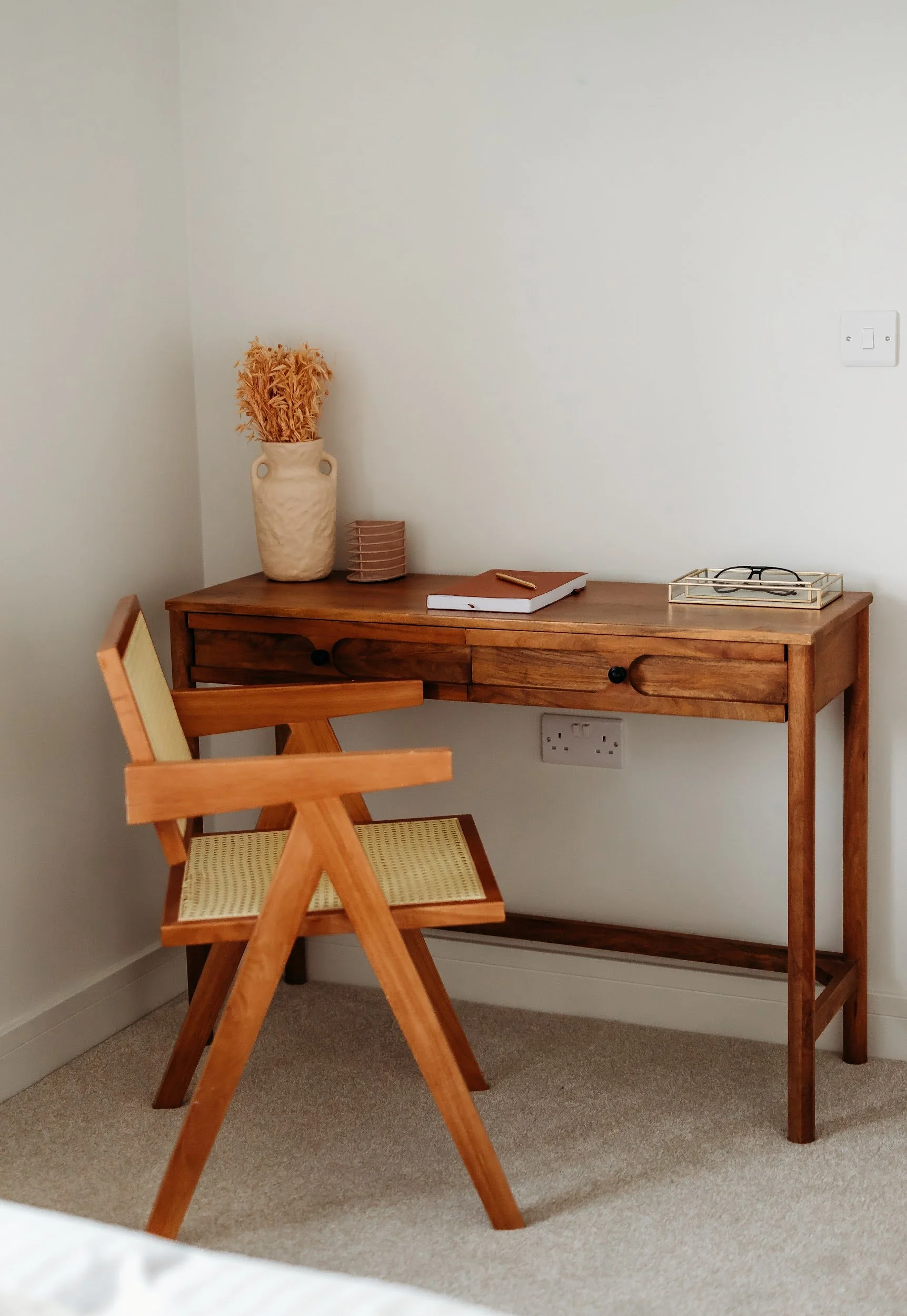 how-to-sell-my-house-home-staging-furnishing-empty-property-for-sale-and-rent-desk-wood-working-from-home.jpg