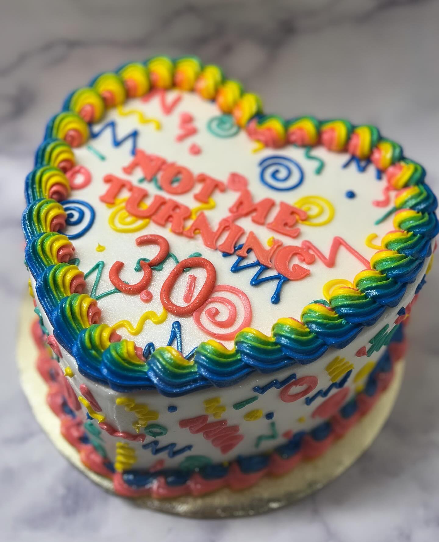 90s vibes for this fabulous heart cake! Inside was a vegan berry Chantilly cake 🤤💚💙🩷💛🩵