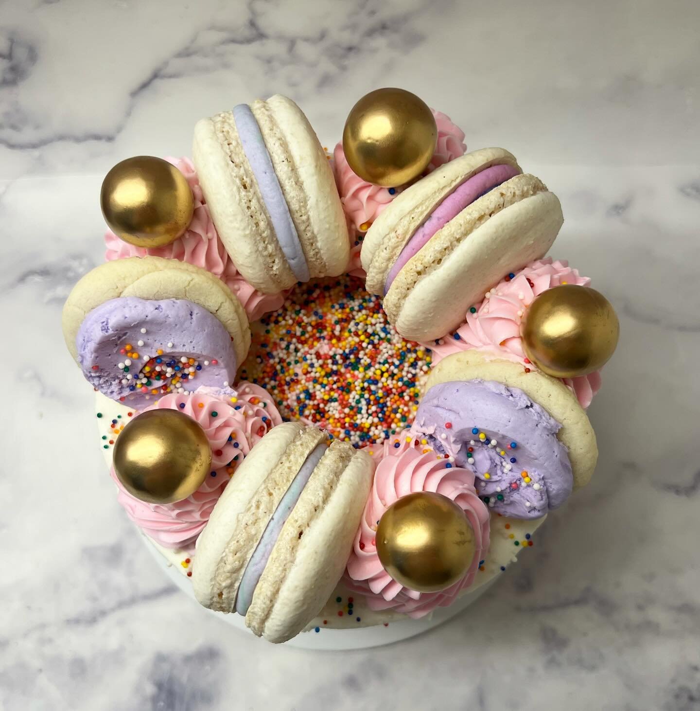 Dreams are made of vegan macarons and mini &ldquo;loft house&rdquo; cookies atop a lil cake 🥺👉🏻👈🏻