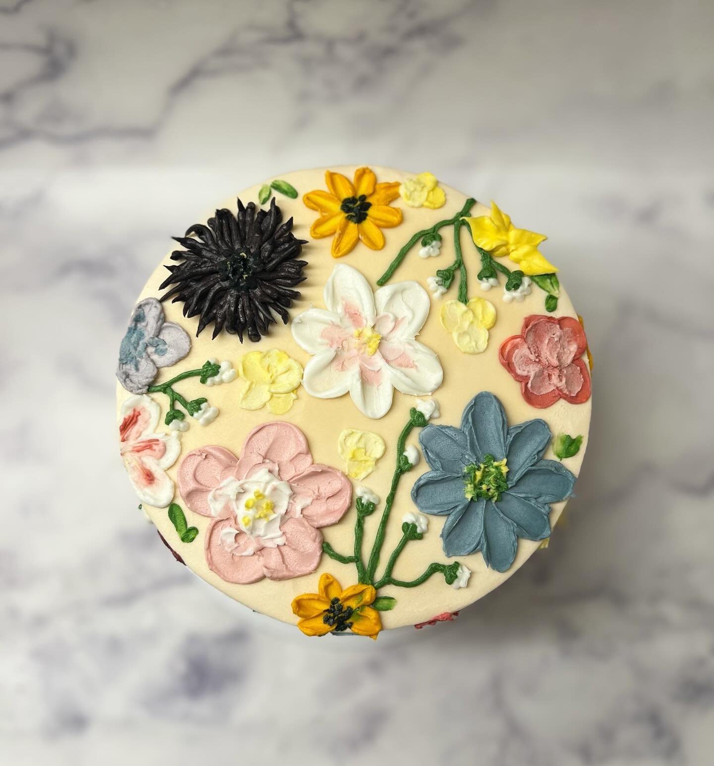 The prettiest cake inspired by Taylor Swift&rsquo;s 2021 Grammy&rsquo;s dress 😍 Inside is a vegan carrot cake w/ toasted pecans and &ldquo;cream cheese&rdquo; frosting 🌻🌸🌼