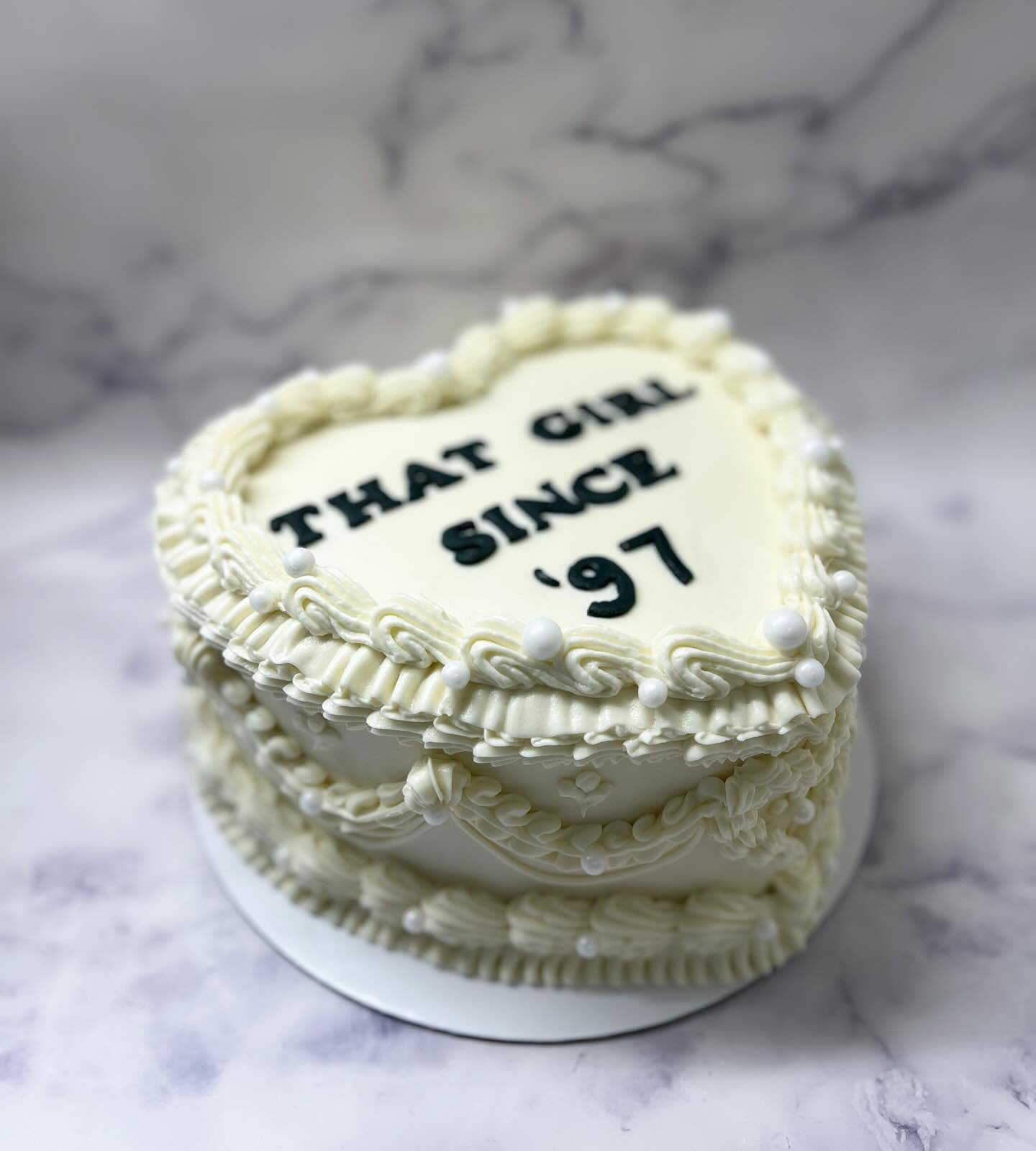 🤍🖤🤍🖤 Lambeth style heart cakes hit different! This beauty was an 8 inch vegan/nut free/soy free red velvet cake w/ &ldquo;cream cheese&rdquo; buttercream 🤤