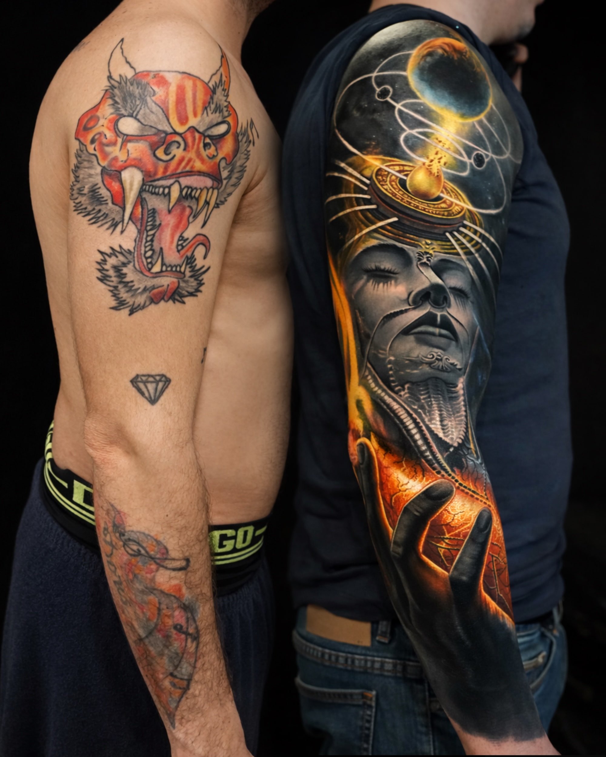 Zwei Männer mit Tattoos, einer mit einem Tigerkopf-Tattoo am Oberarm, der andere mit einem detaillierten Astronomie-Tattoo auf dem Arm.