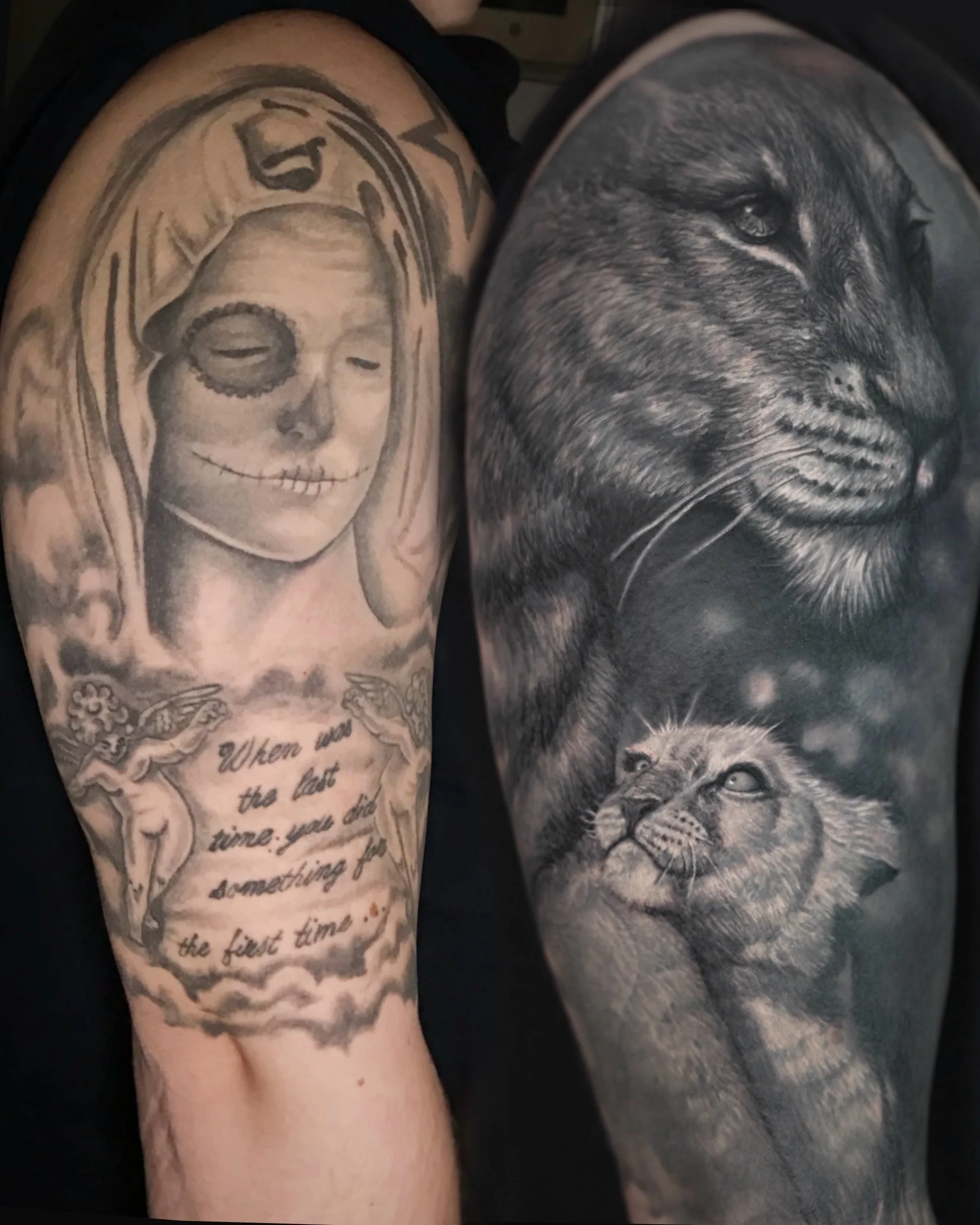 Tattoo-Bild mit zwei Armen: ein arm mit einer schwarzen und grauen Tätowierung eines schädelähnlichen Gesichts und einem Text, der sagt: 'When we last time you did something for the first time', der andere arm mit einem detailreichen schwarzen und gr