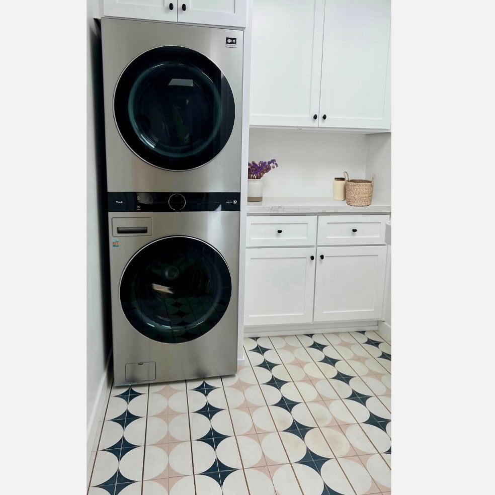 This stylish laundry room balances form and function, transforming a chore into a vibrant experience. With bold patterns and playful colors these @cementocollection tiles add a splash of personality. 

#powellhome #laundry #cementtile #brassinlay #fu