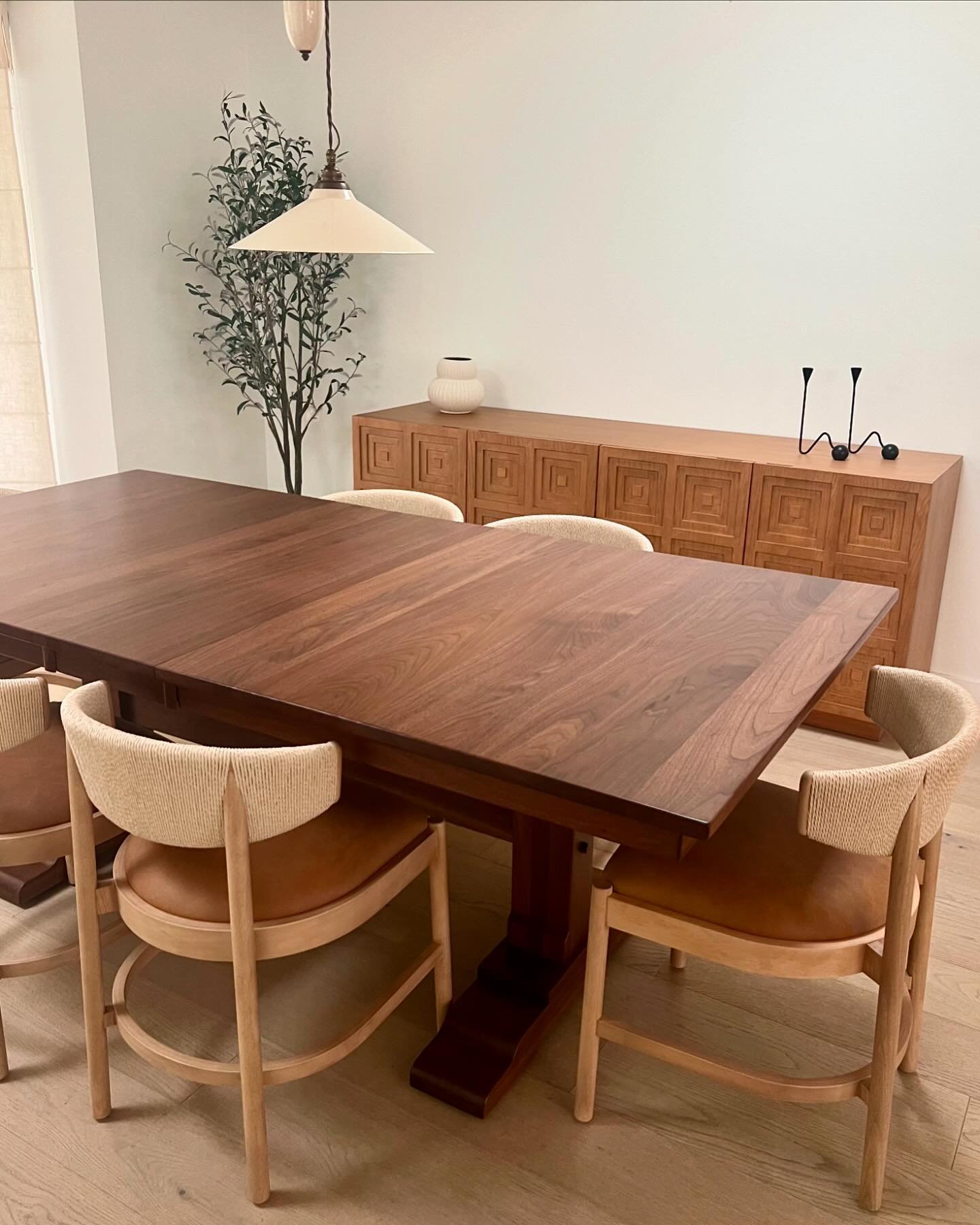 Loving the way these three beautifully integrated wood tones create a seamless, sophisticated feel in this dining space. The warm woods ground the room while keeping it inviting and family-friendly - because elegance shouldn&rsquo;t feel unapproachab