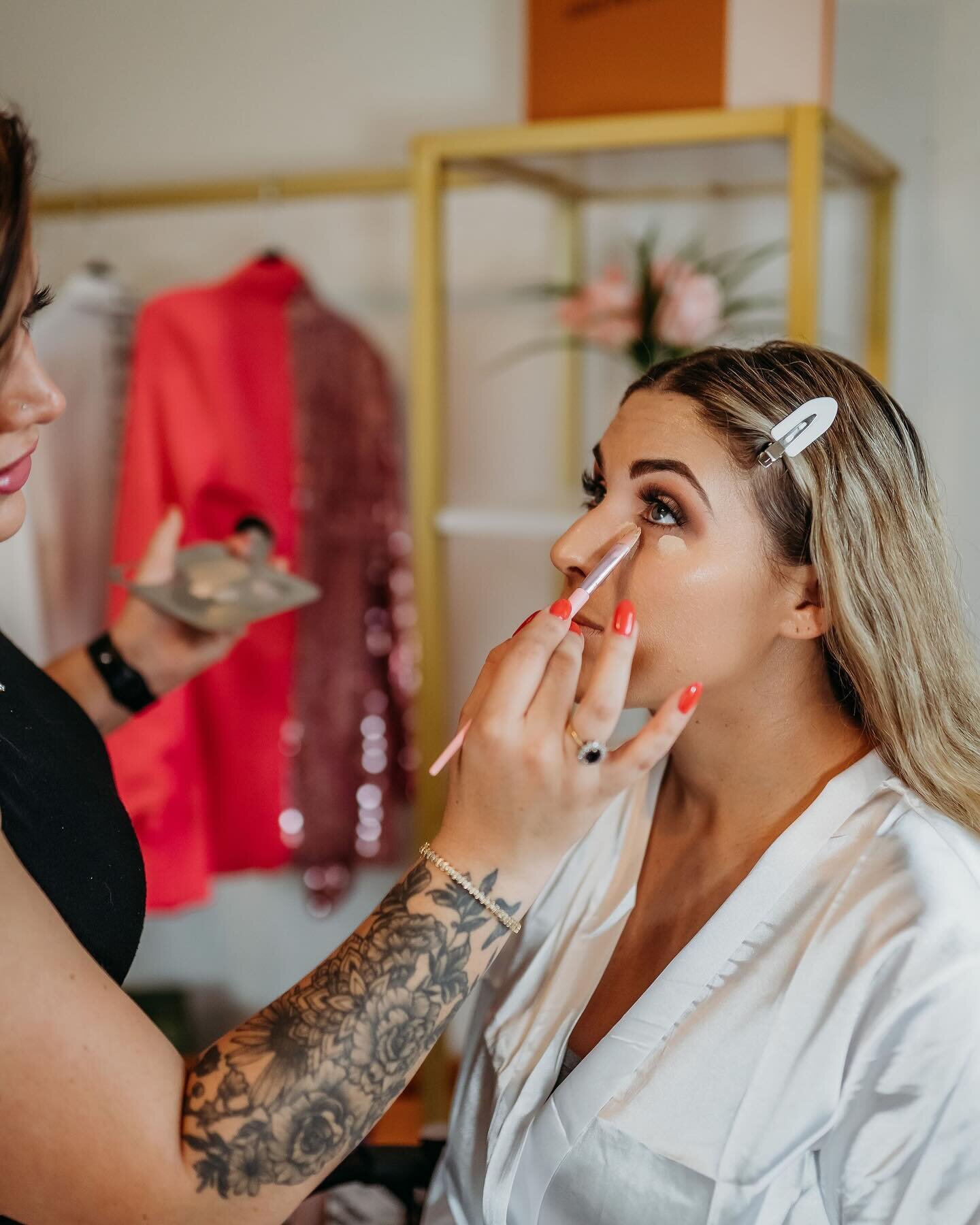 On site glam ✨ 💄

📸 @case_photography19 

#makeupartist #scbridalglam #scweddinghairandmakeup #weddinghairstyle #bridalglam #myrtlebeachweddings #myrtlebeachhair