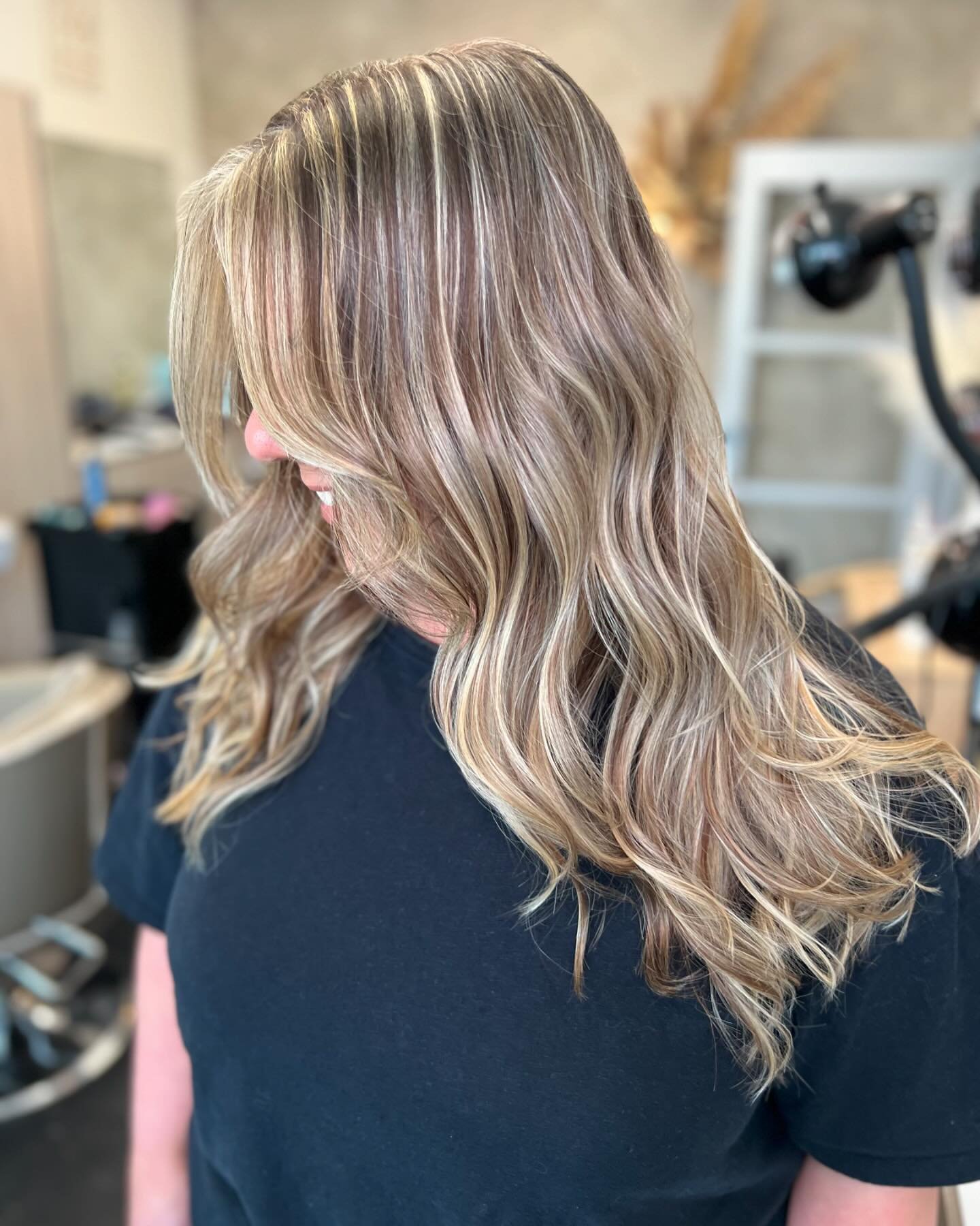 Bronde refresh with lots of dimension 😍 

#myrtlebeachhairstylist #myrtlebeachsalon #myrtlebeachcolorist #myrtlebeachhair #blondingspecialist  #naturalcolorspecialist #naturalblonding