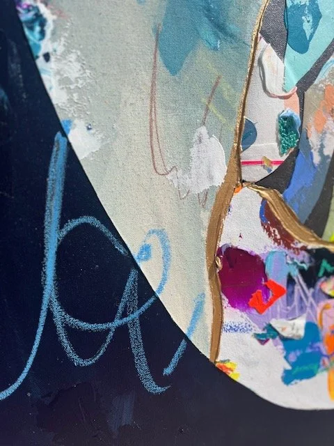 Détails d'une peinture abstraite avec des couleurs variées, incluant du bleu, du beige, du blanc, du rose, et des touches de rouge et de vert, avec des zones en relief d'or. les pots cassés pots de fleurs contemporains peinture de pots de fleurs.