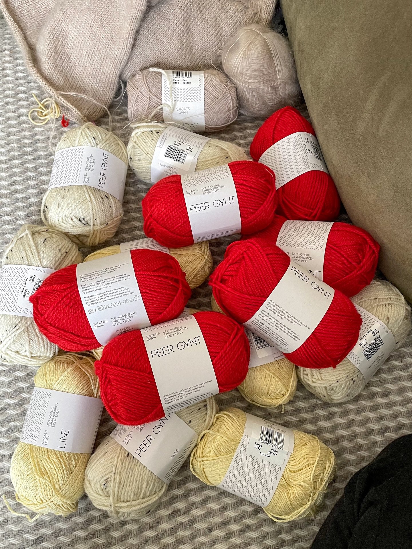 Parcel just arrived for my next projects🤓happy happy happy.

Yarn: Peer Gynt in white tweed 2523 and scarlet red 4018 
Line in light yellow 2112 from @sandnesgarn  purchased from @knotanotheryarnshop 

#knitting #yarnofinstagram #yarnhaul
