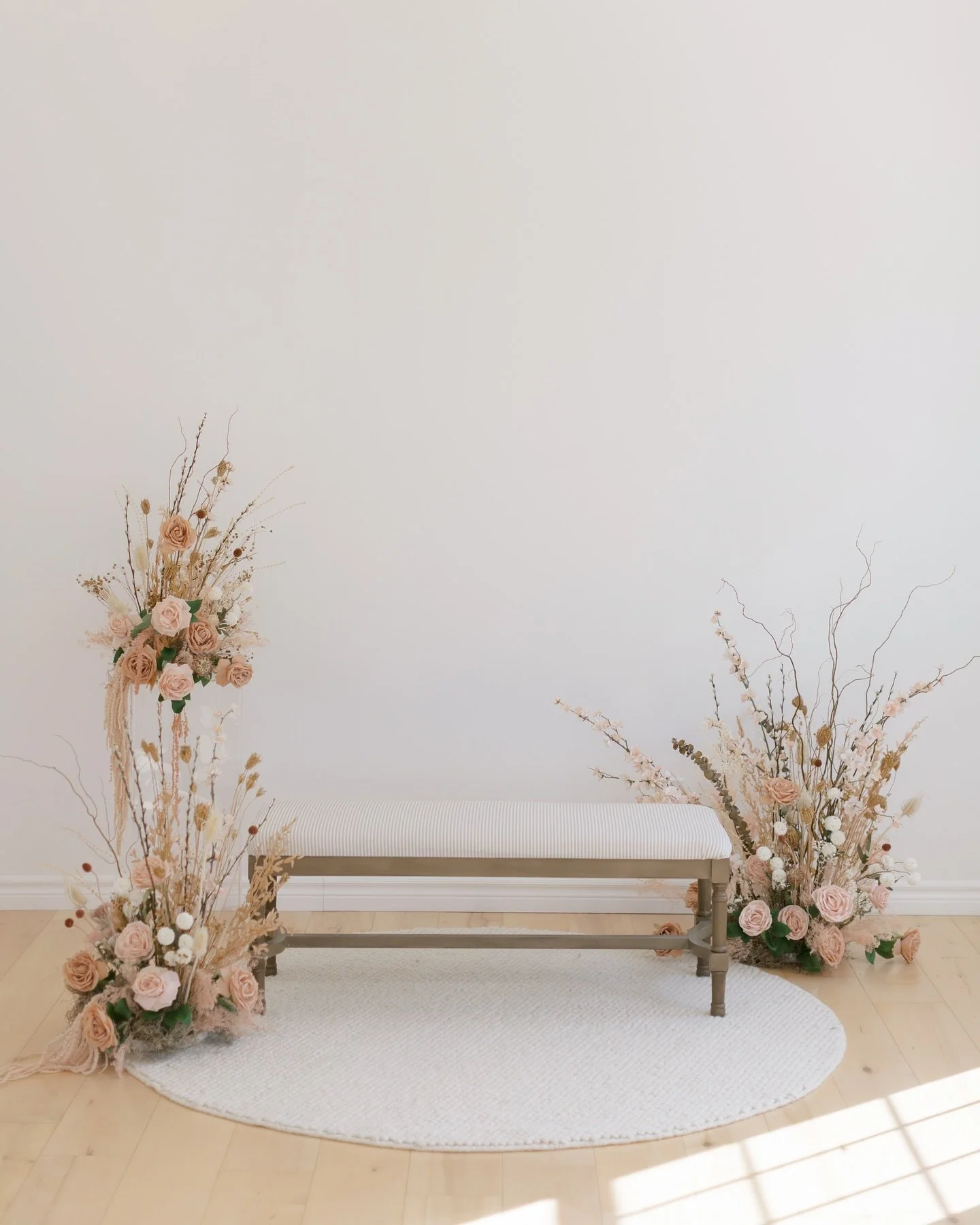 Say hello to our dreamy spring setups 🌸

Designed with an organic and airy aesthetic, each vignette showcases dried florals and textural elements&mdash;artfully brought to life by local florist @mintandmagnolia ✨

These sets offer a variety of seati